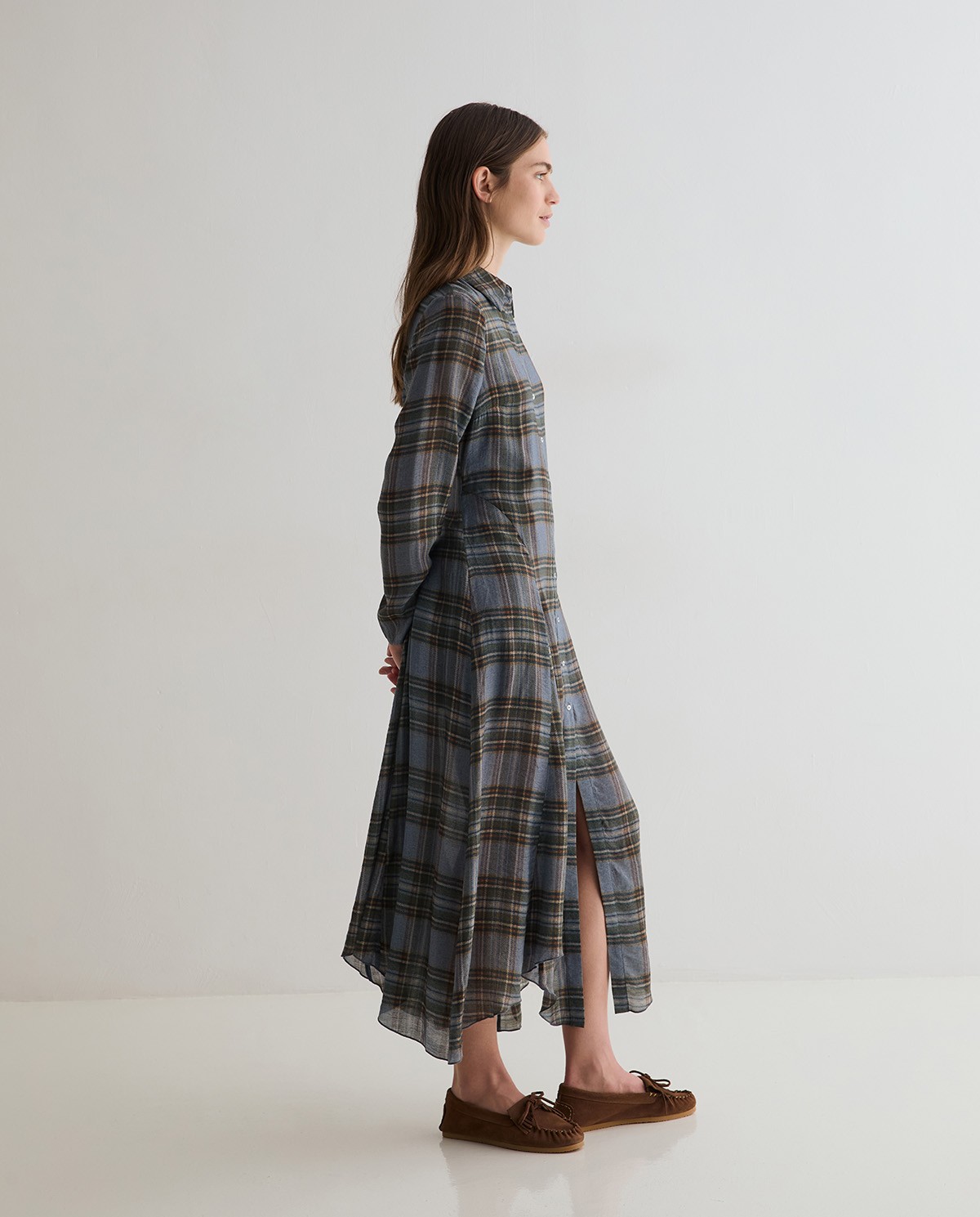 Vestido midi de cuadros multicolor con cuello camisero y bajo asimétrico 3
