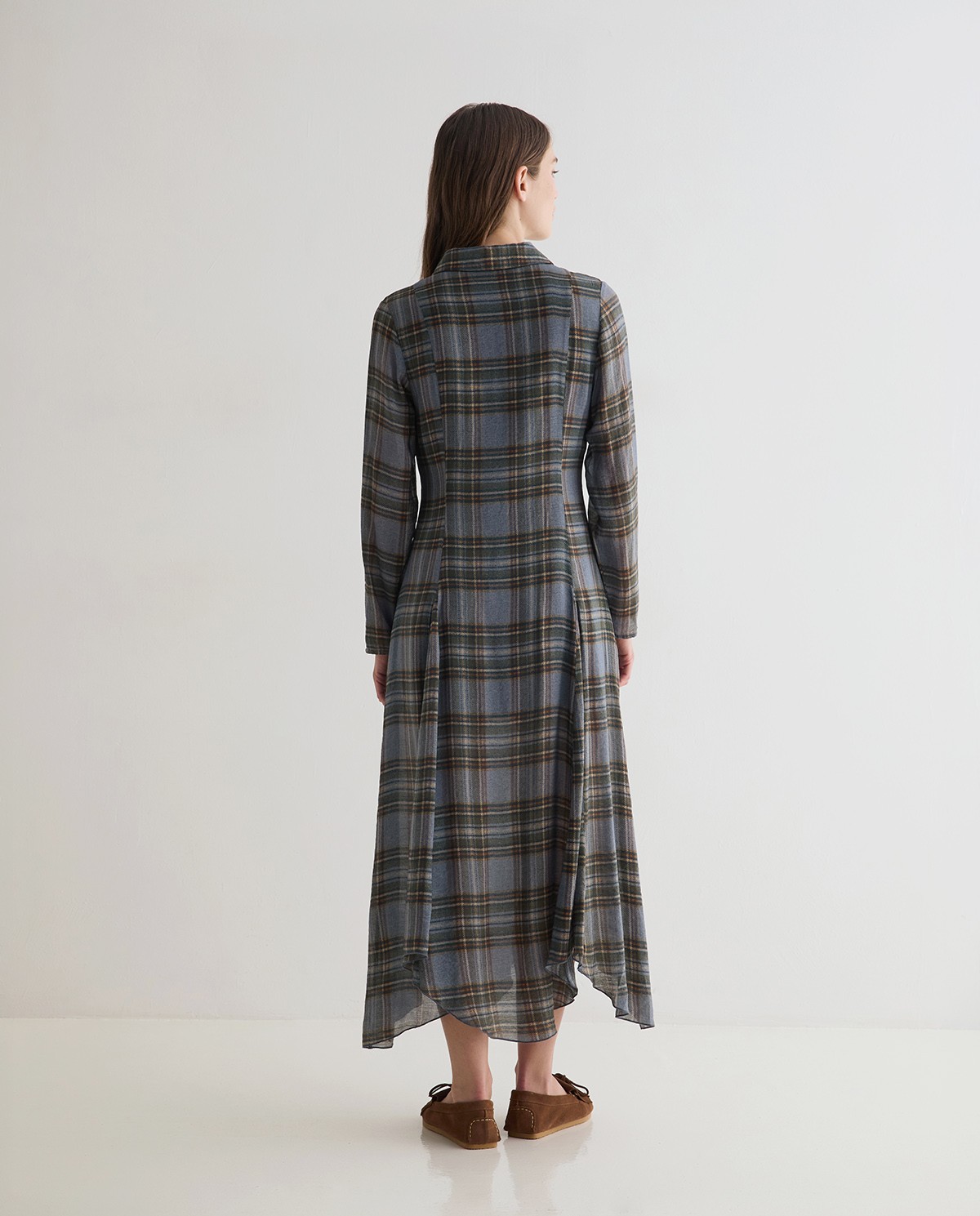 Vestido midi de cuadros multicolor con cuello camisero y bajo asimétrico 5