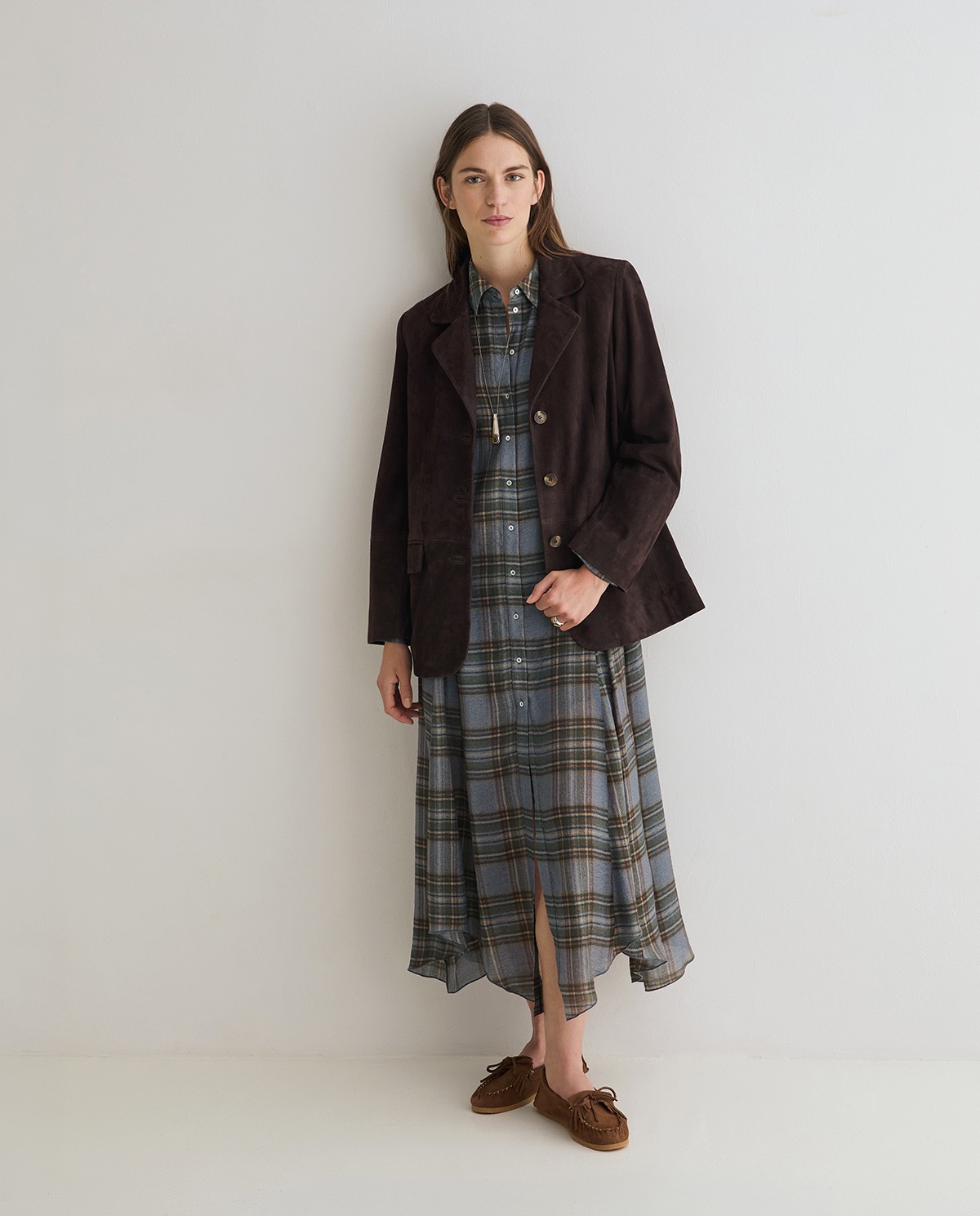 Vestido midi de cuadros multicolor con cuello camisero y bajo asimétrico 6