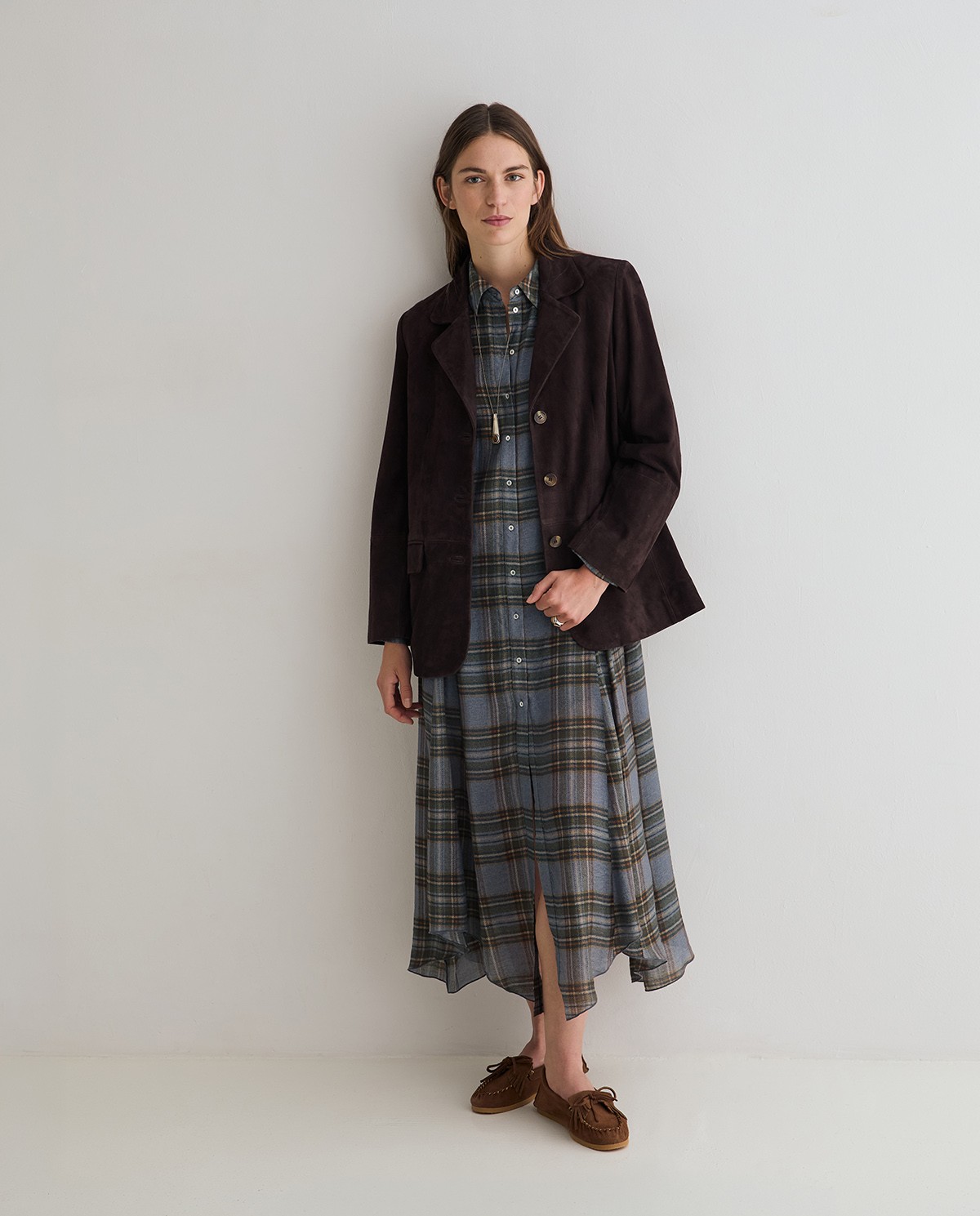 Vestido midi de cuadros multicolor con cuello camisero y bajo asimétrico 5