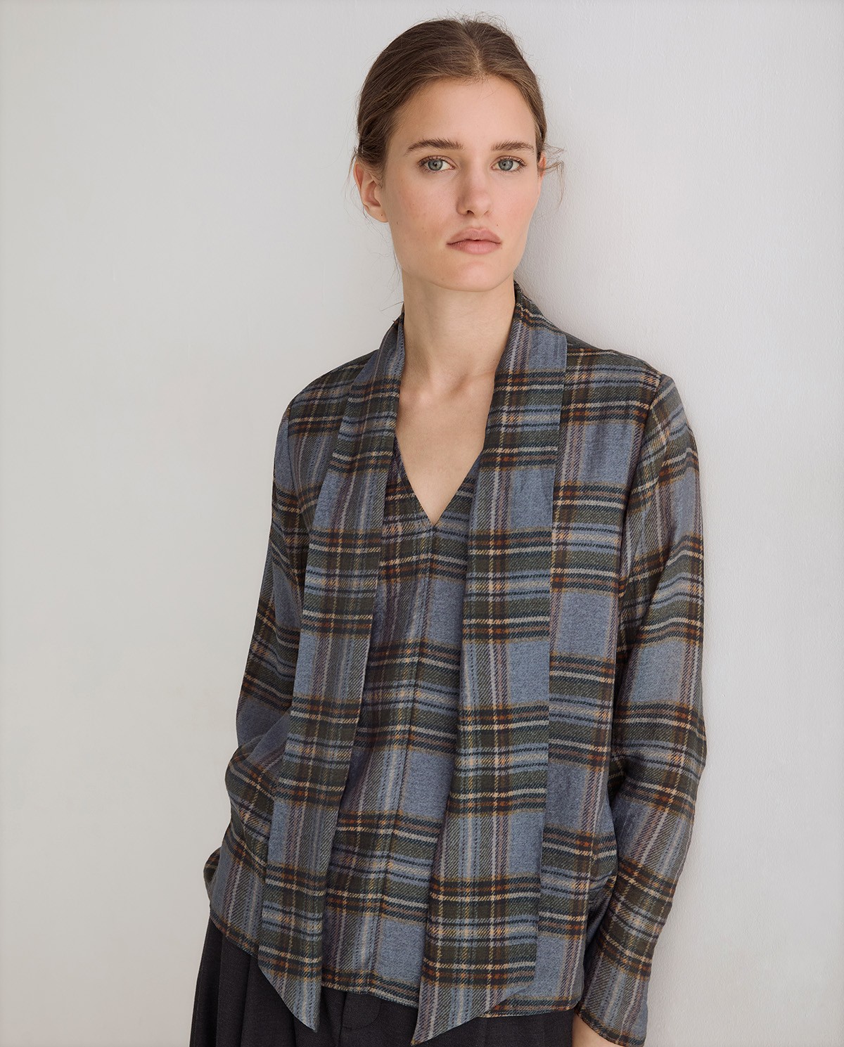 Camisa de cuadros multicolor con lazada al cuello y escote de pico 3
