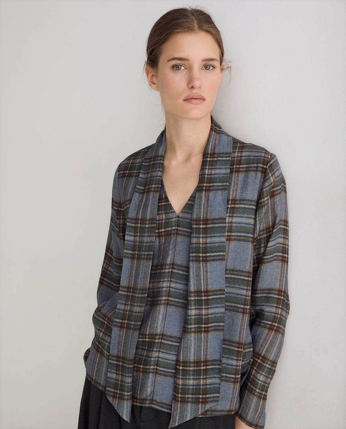Camisa de cuadros multicolor con lazada al cuello y escote de pico 3