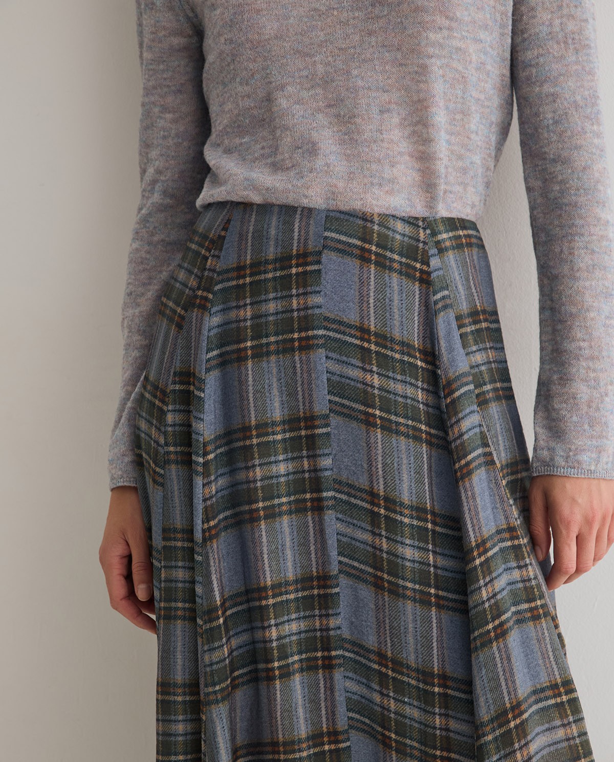 Falda midi de cuadros multicolor con bajo asimétrico 2