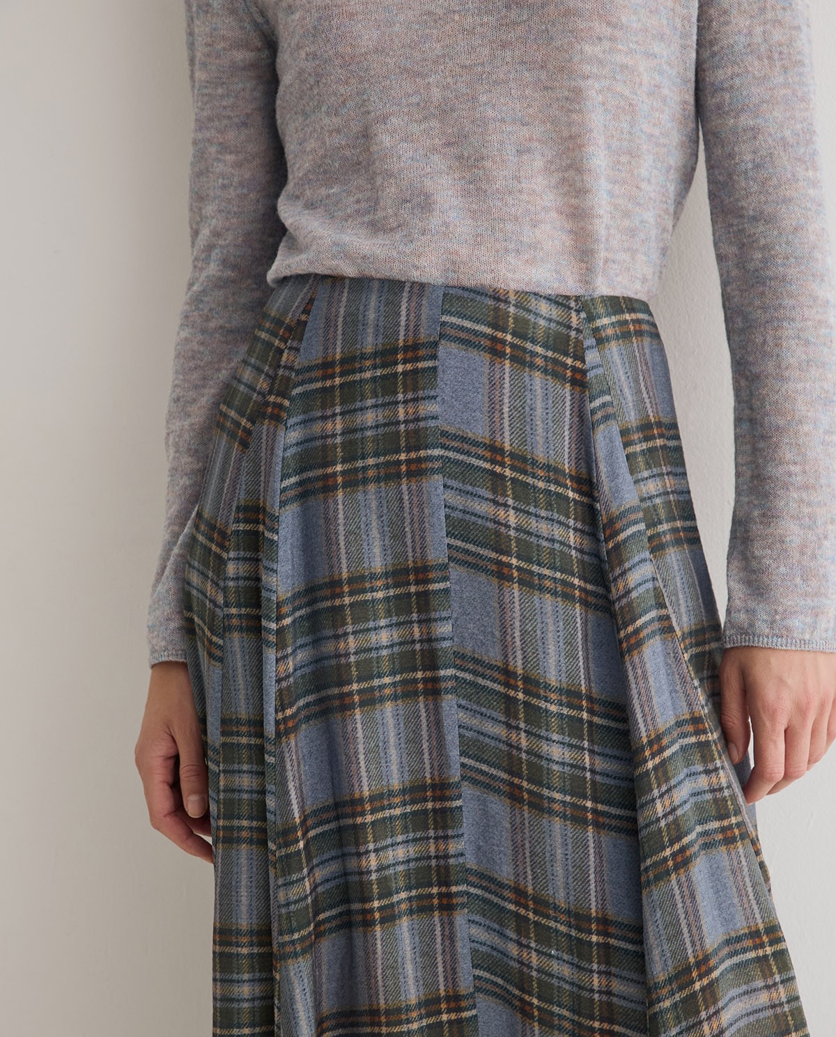 Falda midi de cuadros multicolor con bajo asimétrico 3