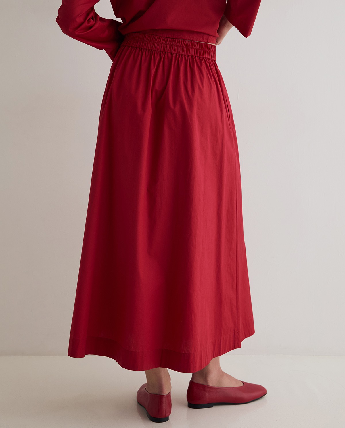 Falda midi popelin en color rojo 4
