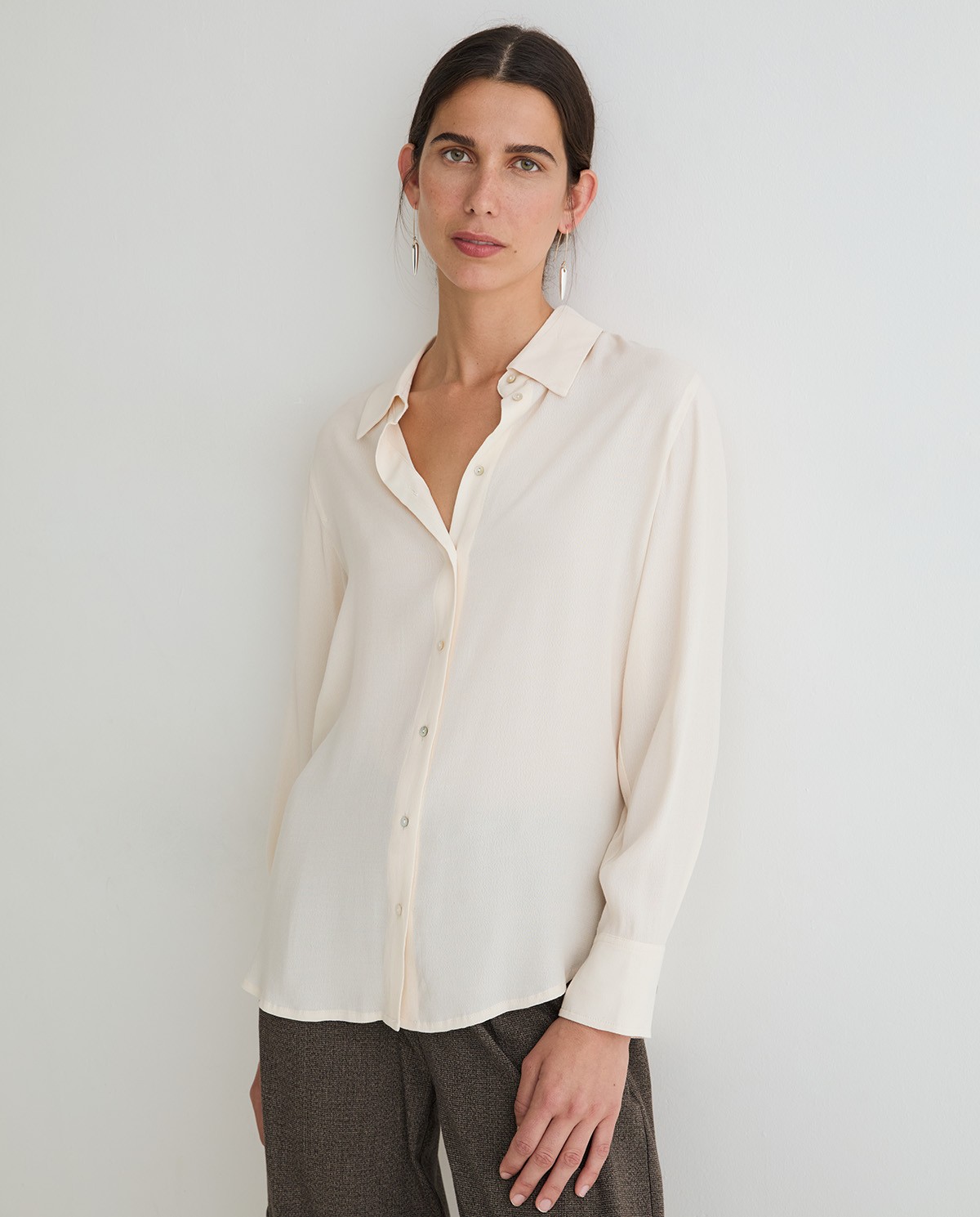 Flowy crepe shirt in ecru 2