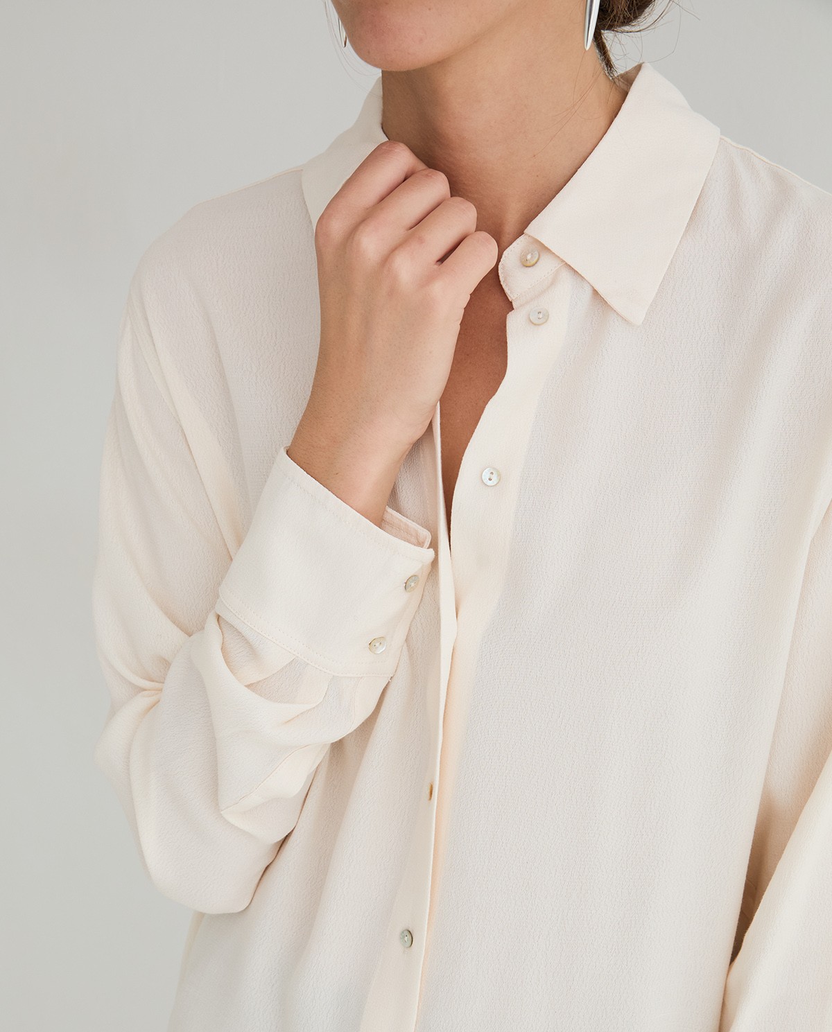 Flowy crepe shirt in ecru 1