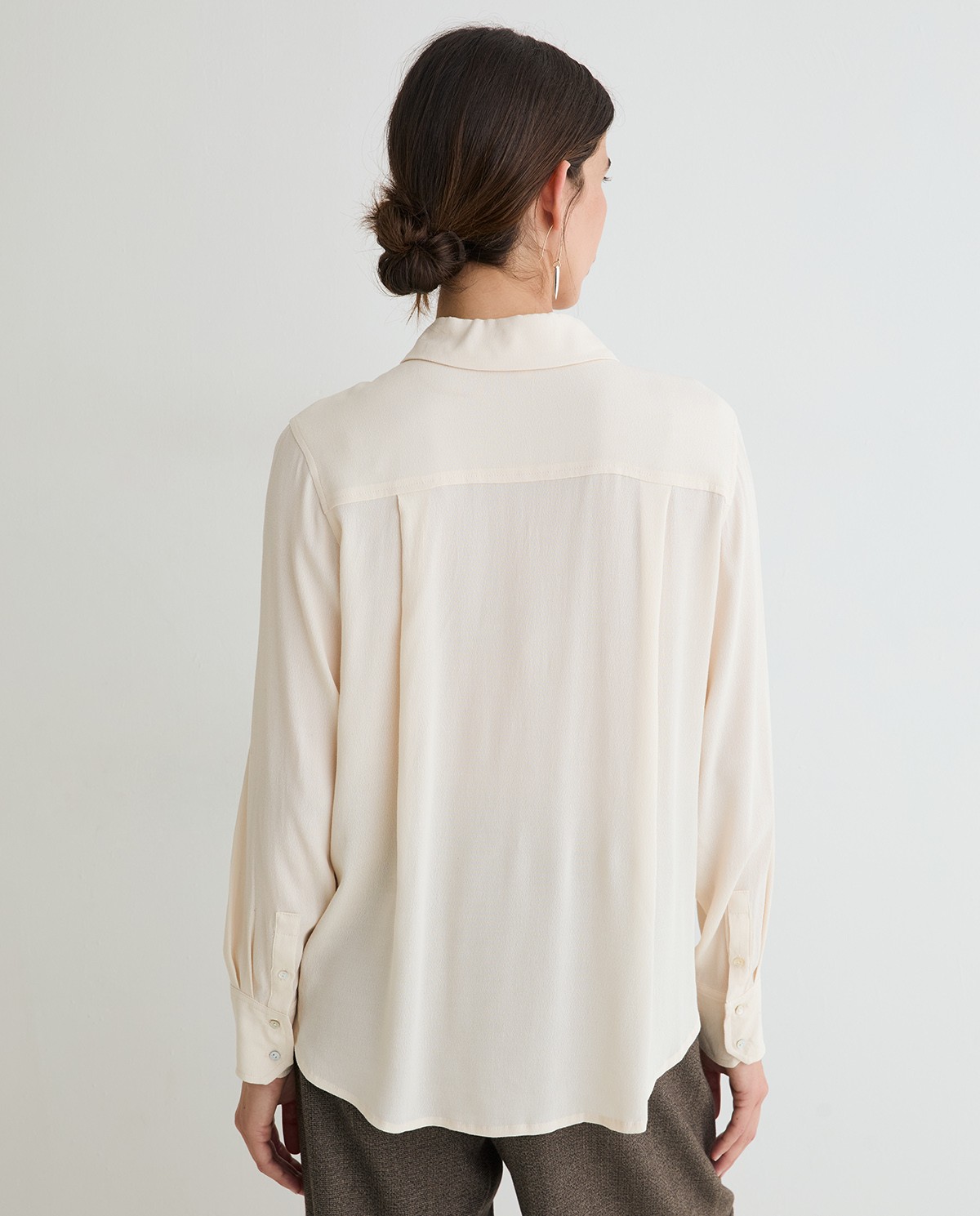 Flowy crepe shirt in ecru 3