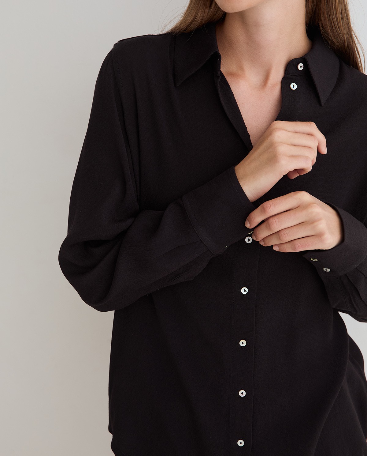 Flowy crepe shirt in black 2