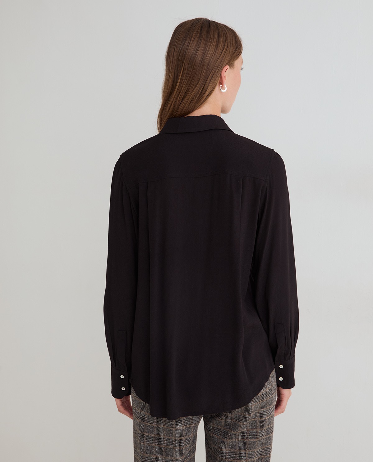 Flowy crepe shirt in black 3