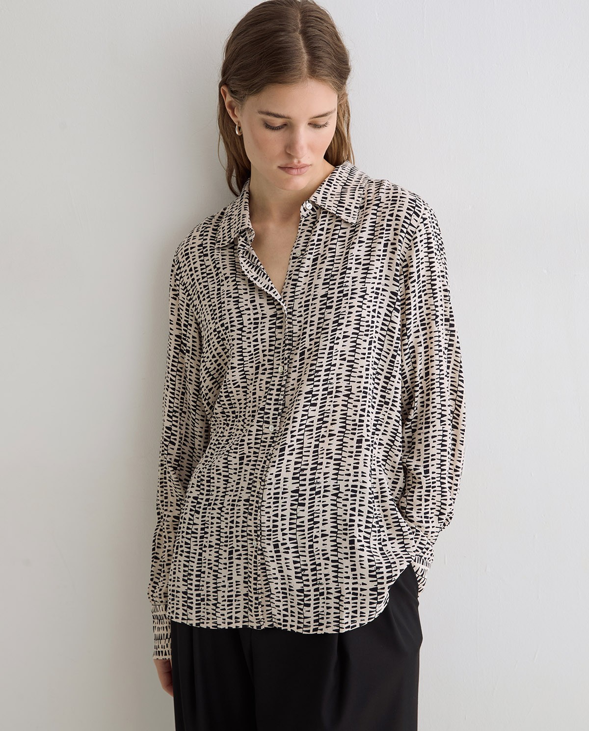 Camisa fluida de crepé print beige y negro 1