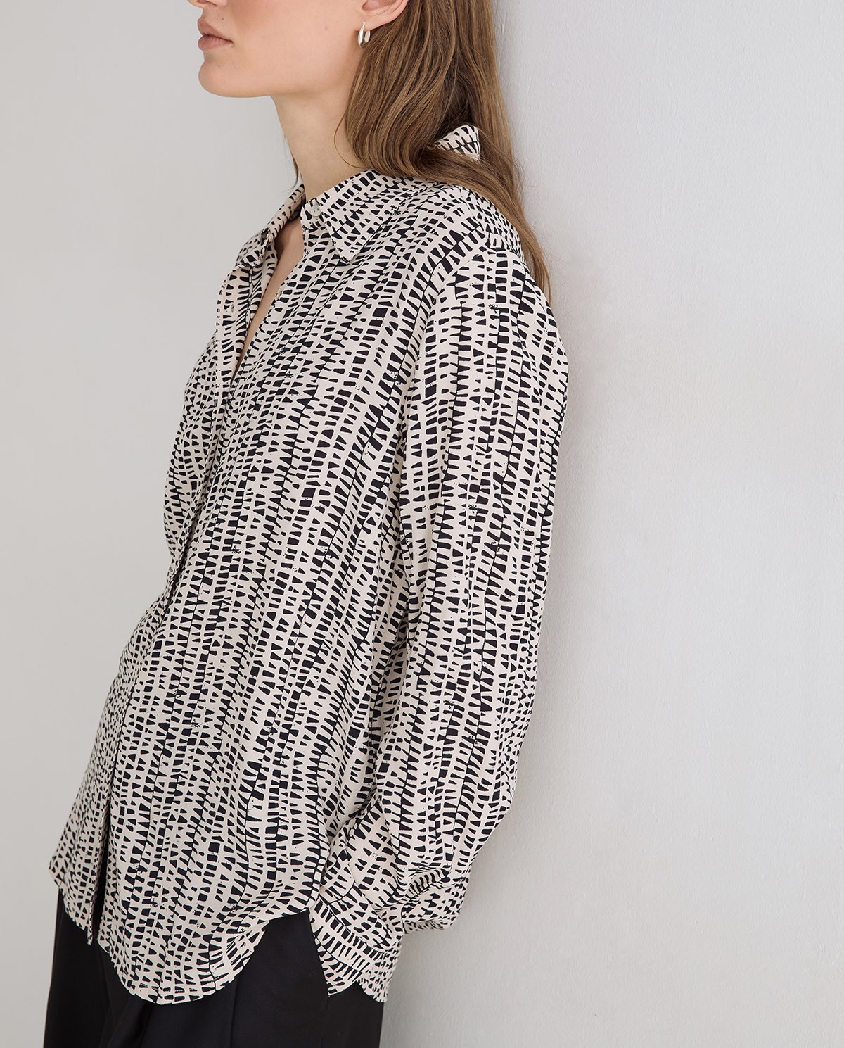 Camisa fluida de crepé print beige y negro 2