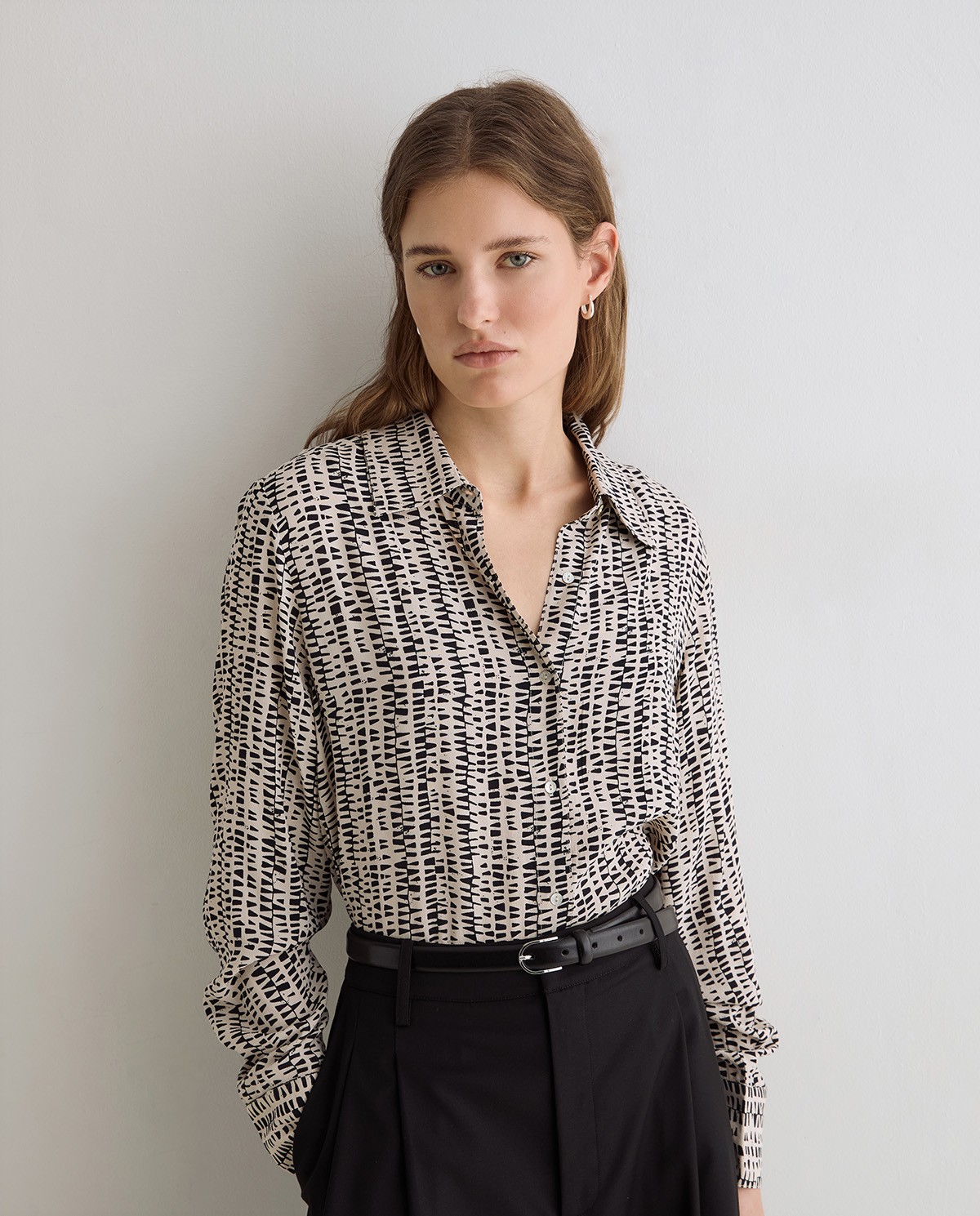 Camisa fluida de crepé print beige y negro