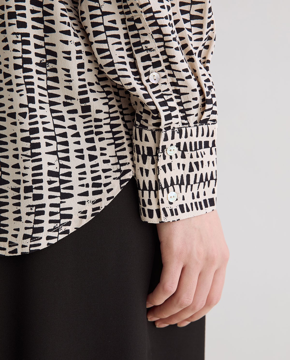 Camisa fluida de crepé print beige y negro 3