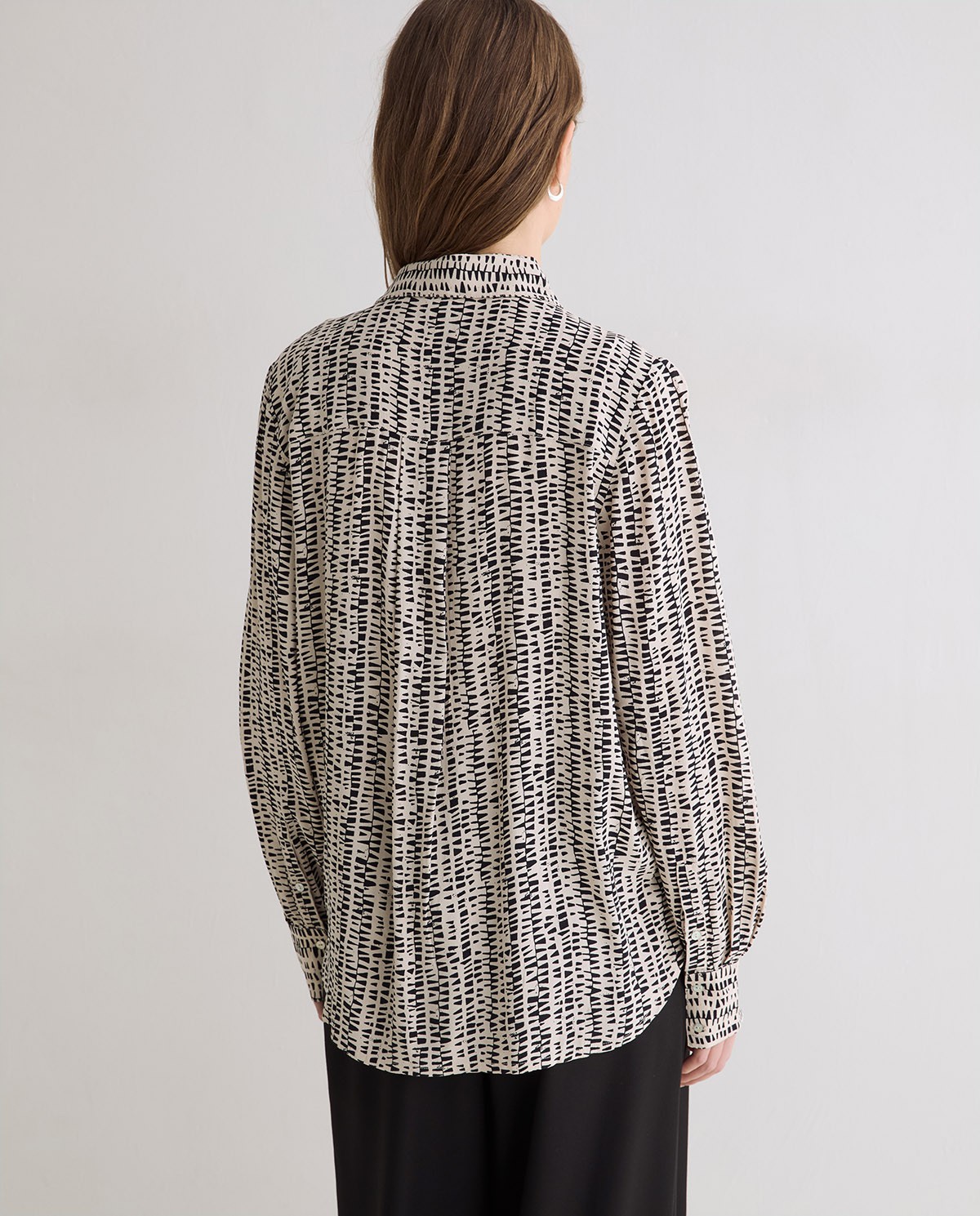 Camisa fluida de crepé print beige y negro 4