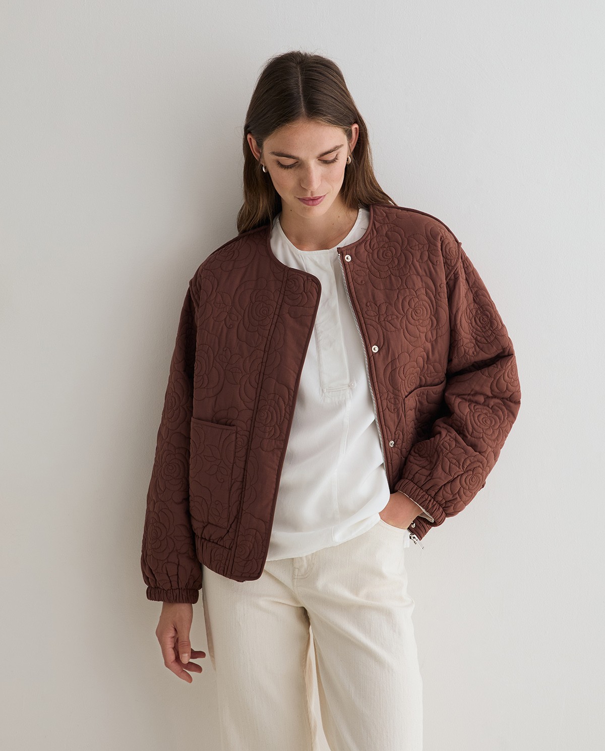 Chaqueta acolchada bordados en color chocolate 1