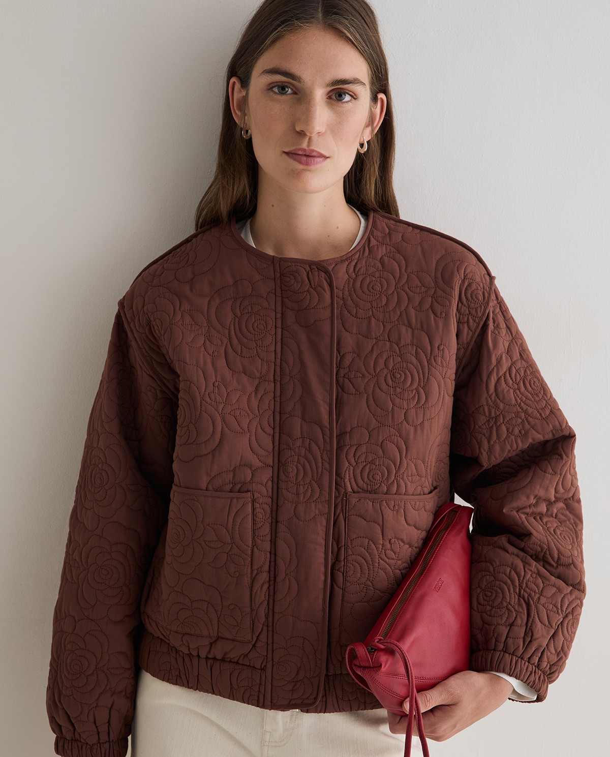 Chaqueta acolchada bordados en color chocolate 9
