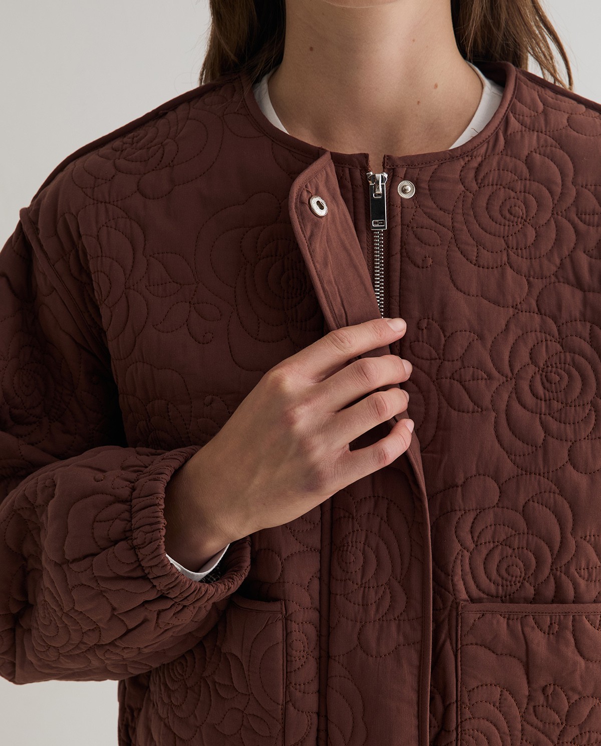 Chaqueta acolchada bordados en color chocolate 3