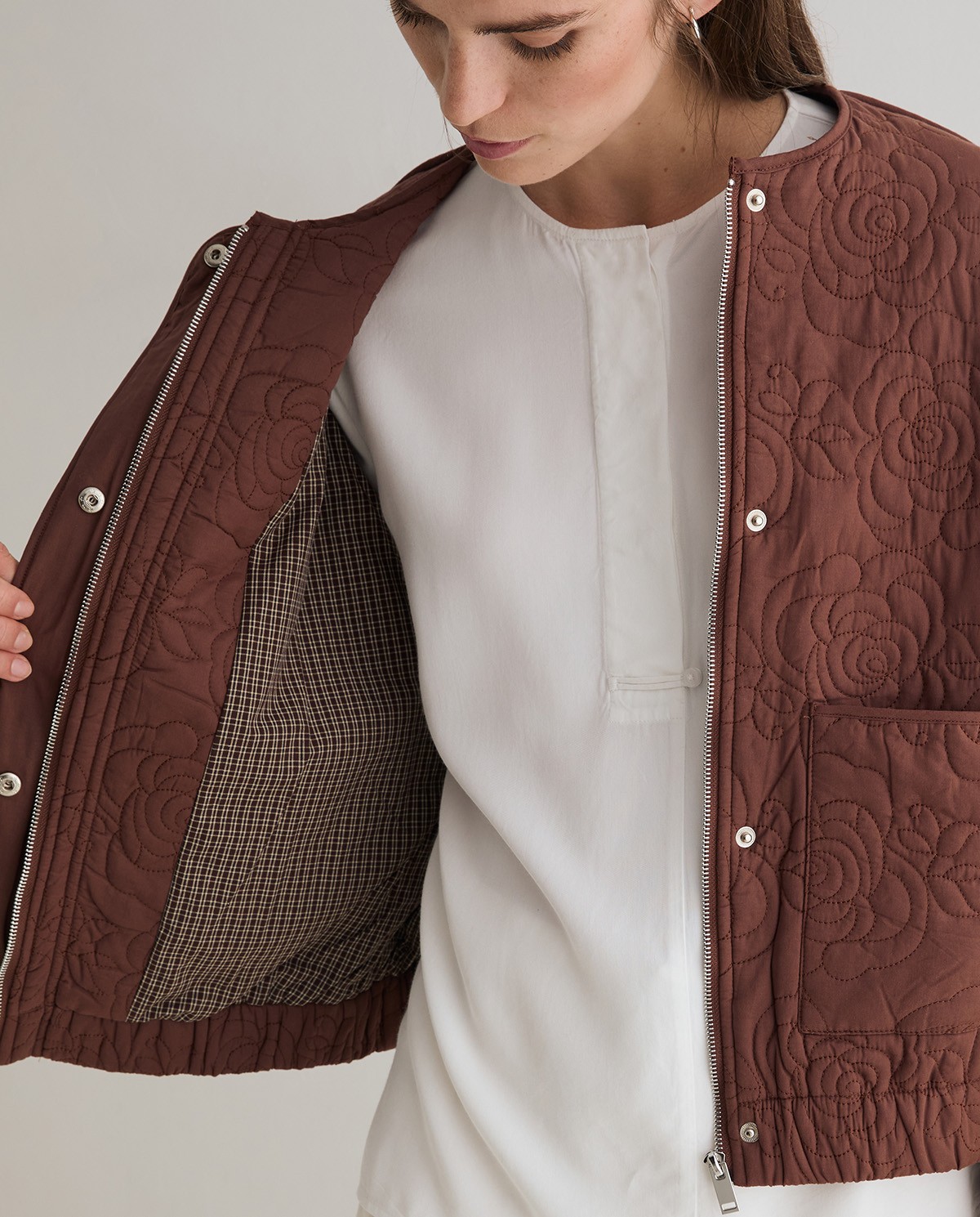 Chaqueta acolchada bordados en color chocolate 6