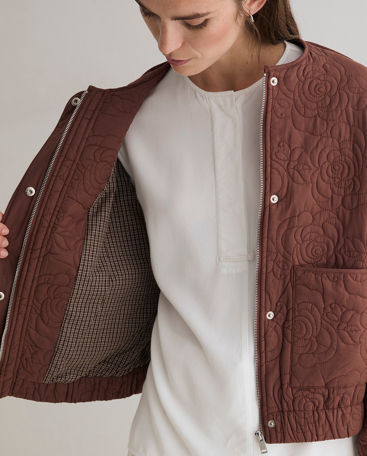 Chaqueta acolchada bordados en color chocolate 6
