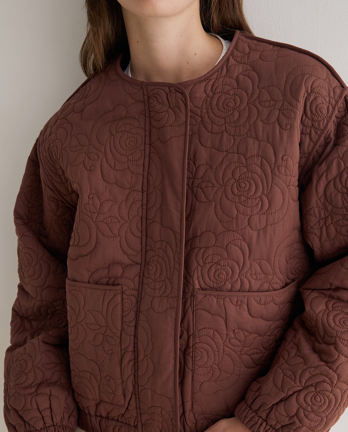 Chaqueta acolchada bordados en color chocolate 7