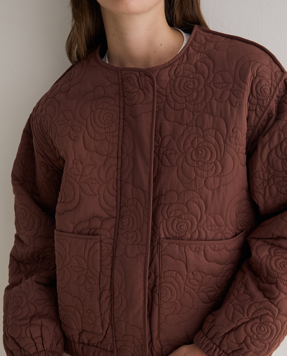 Chaqueta acolchada bordados en color chocolate 7