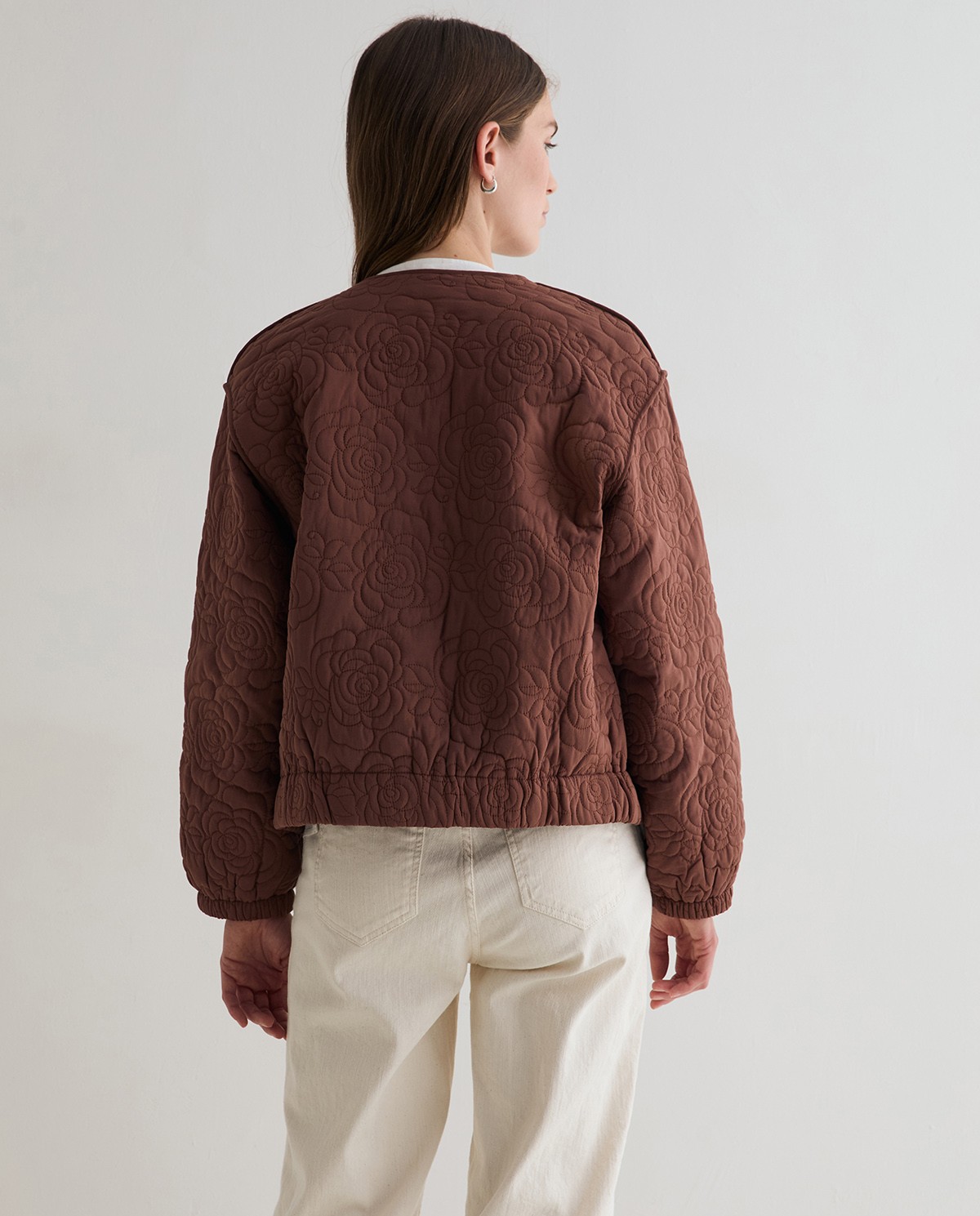 Chaqueta acolchada bordados en color chocolate 8