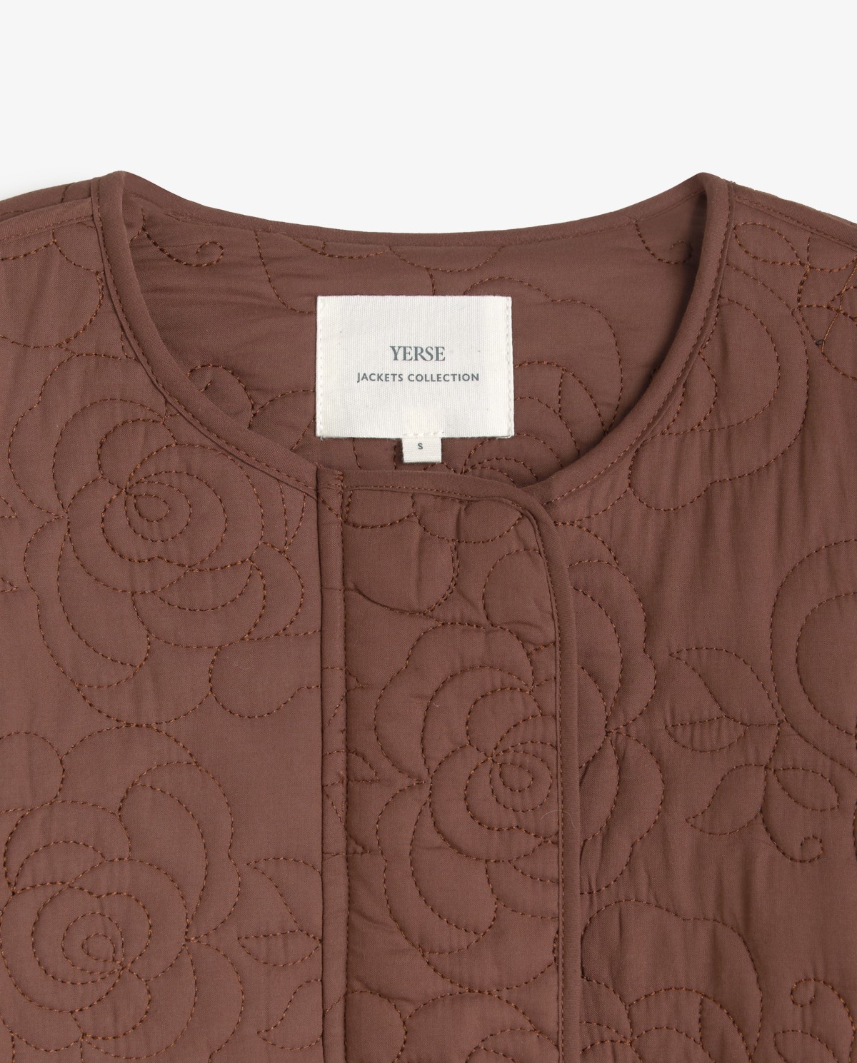 Chaqueta acolchada bordados en color chocolate 11