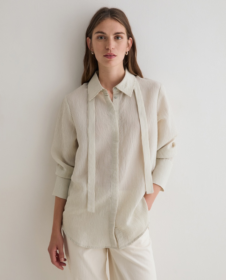 Camisa de rayas crudo con lazo al cuello y botones ocultos