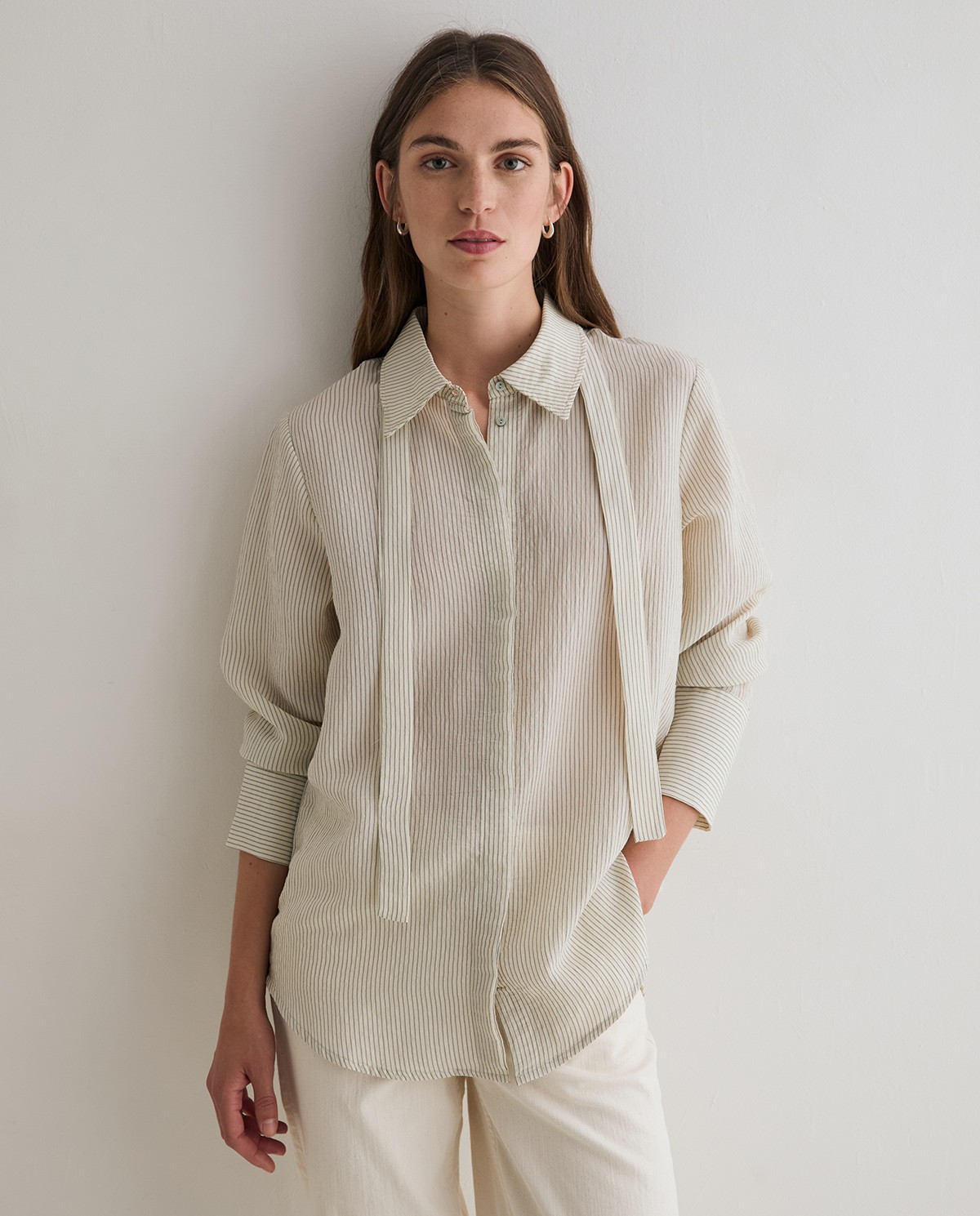 Camisa de rayas crudo con lazo al cuello y botones ocultos