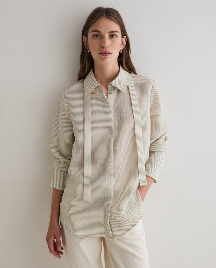 Camisa de rayas crudo con lazo al cuello y botones ocultos