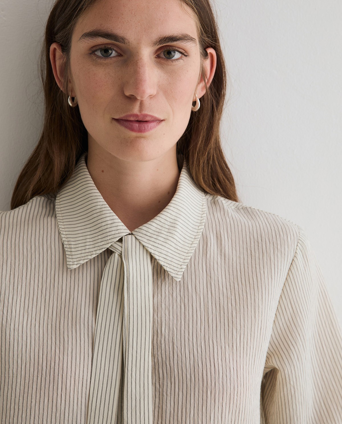 Camisa de rayas crudo con lazo al cuello y botones ocultos 1