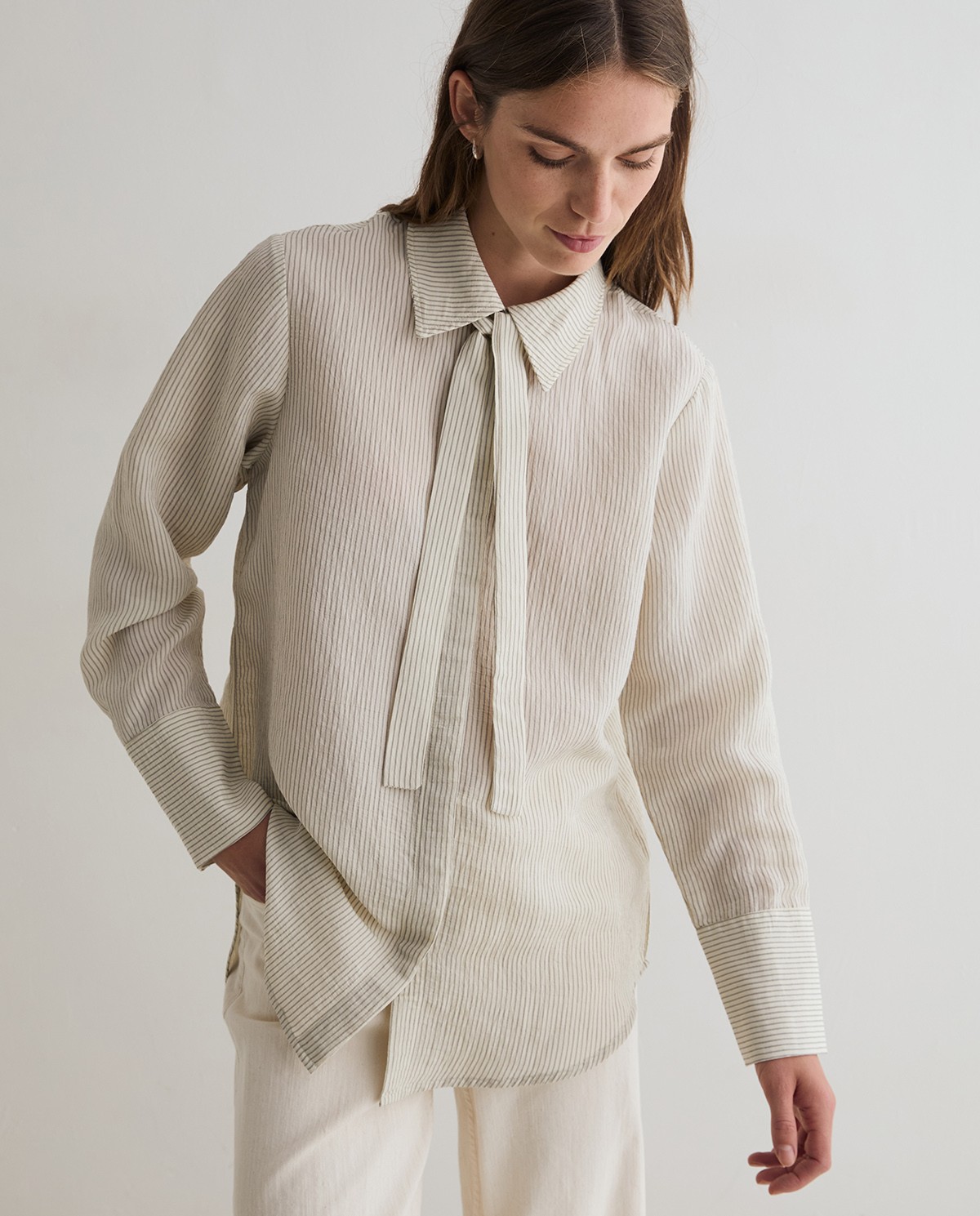 Camisa de rayas crudo con lazo al cuello y botones ocultos 2