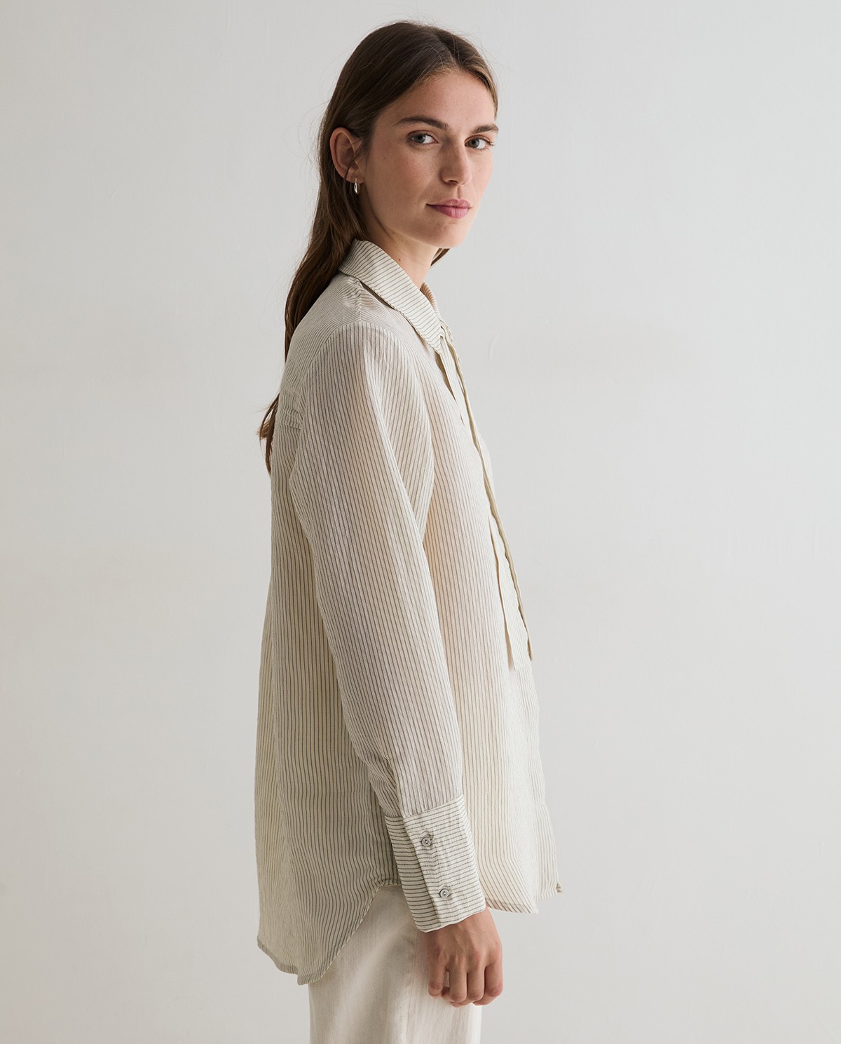 Camisa de rayas crudo con lazo al cuello y botones ocultos 3