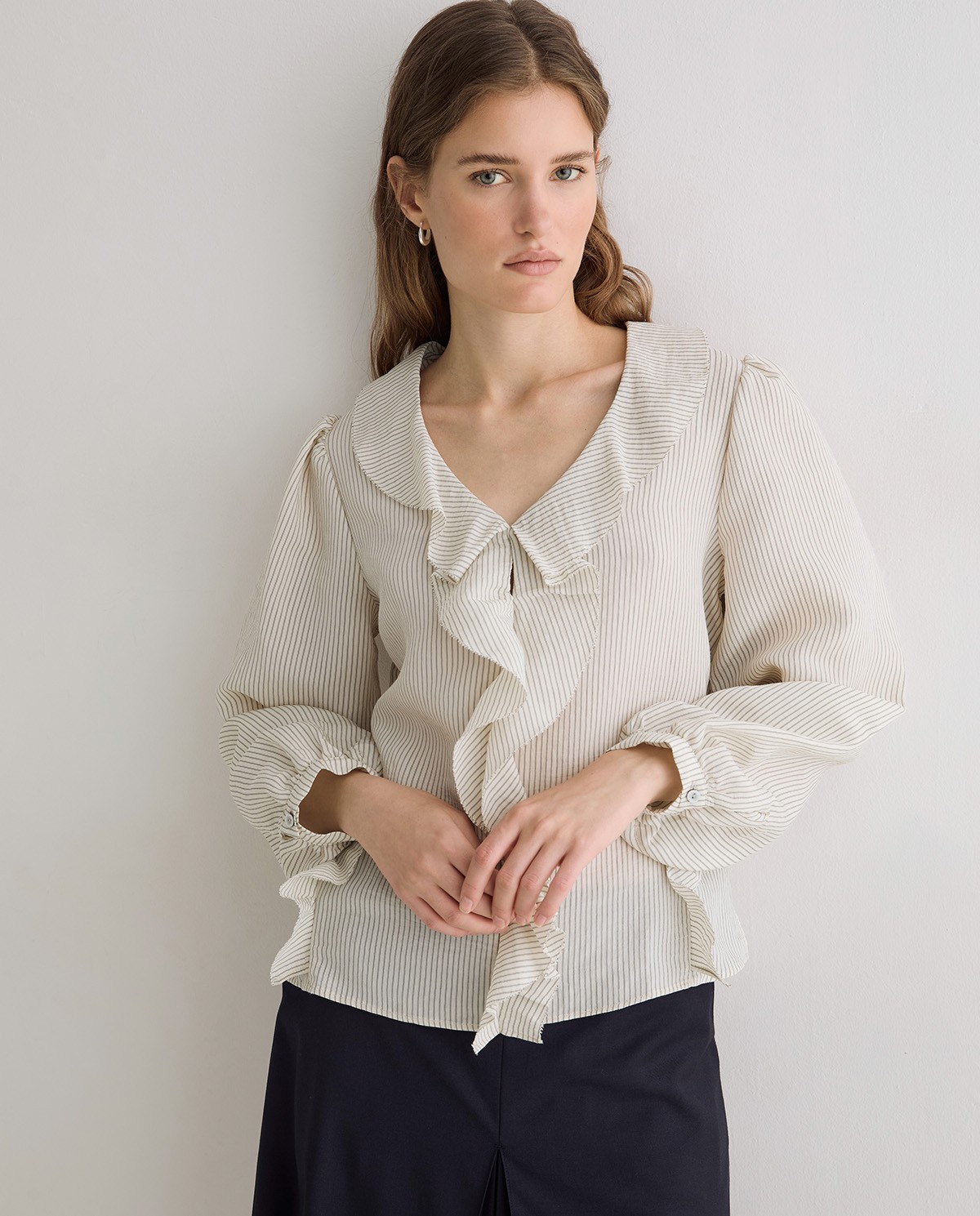 Chemise à volants rayée en écru 2