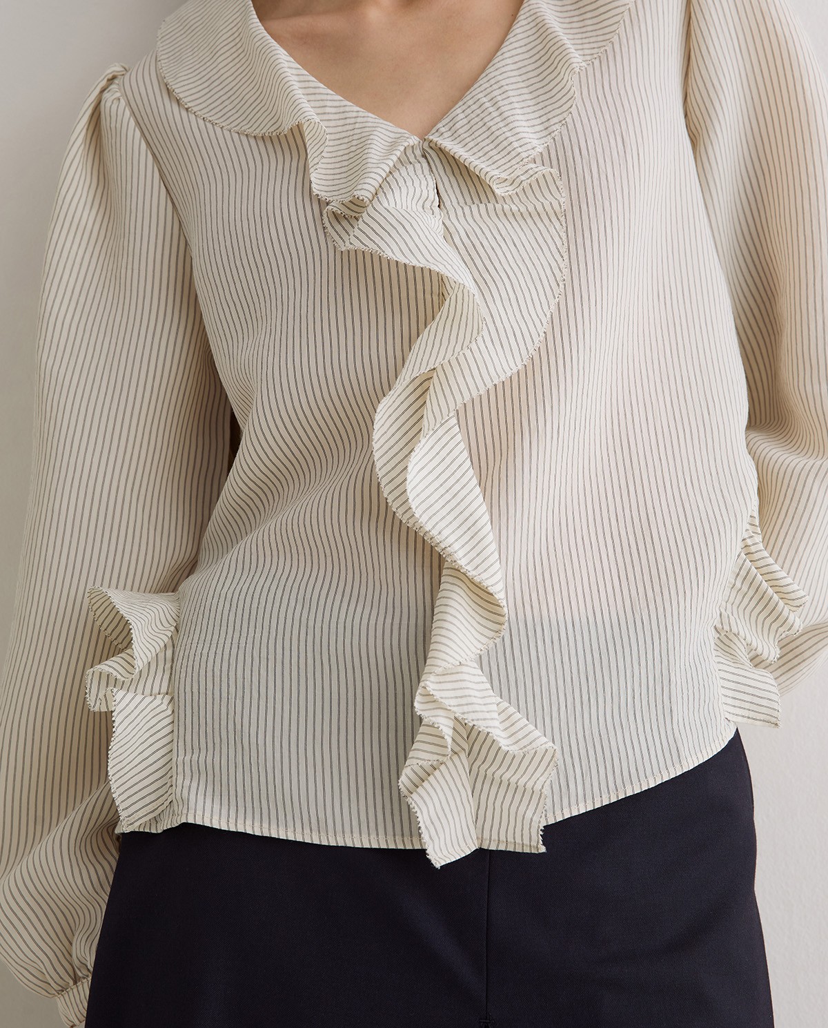 Chemise à volants rayée en écru 3