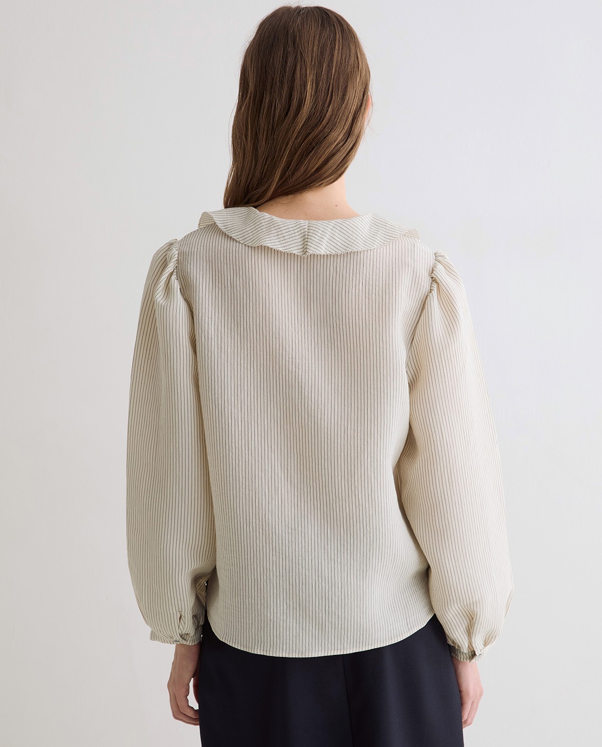 Chemise à volants rayée en écru 4
