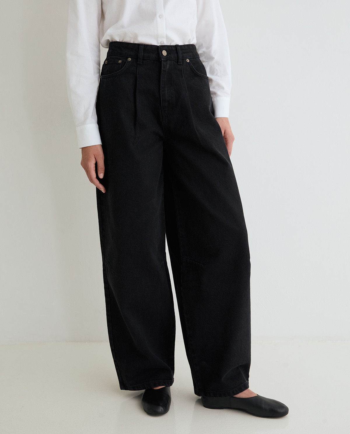 Pantalón denim barrel en color negro 1