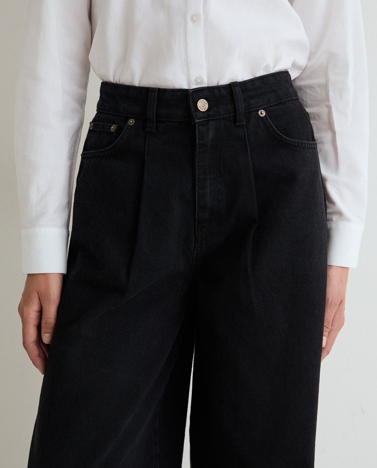 Pantalón denim barrel en color negro 2