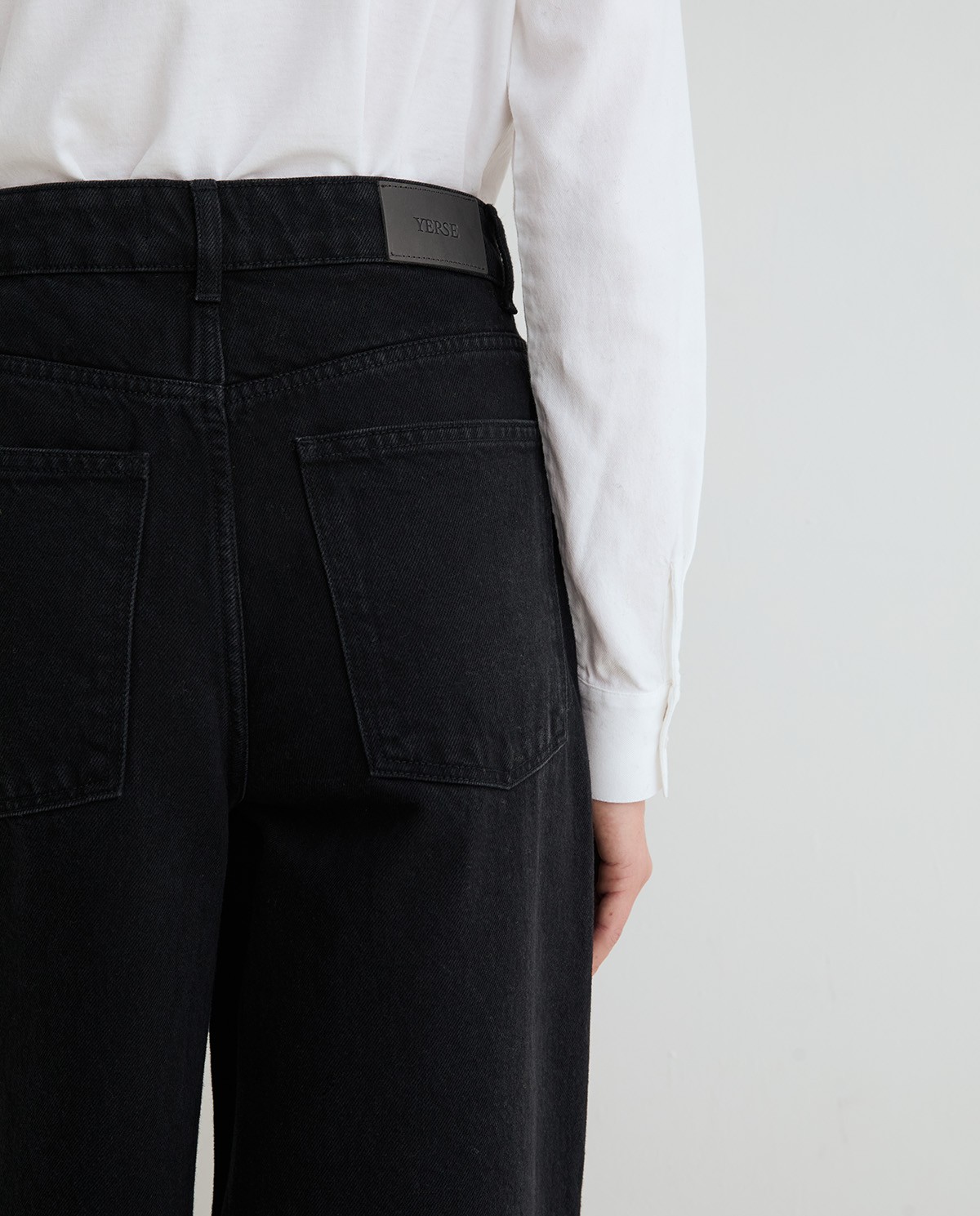 Pantalón denim barrel en color negro 3