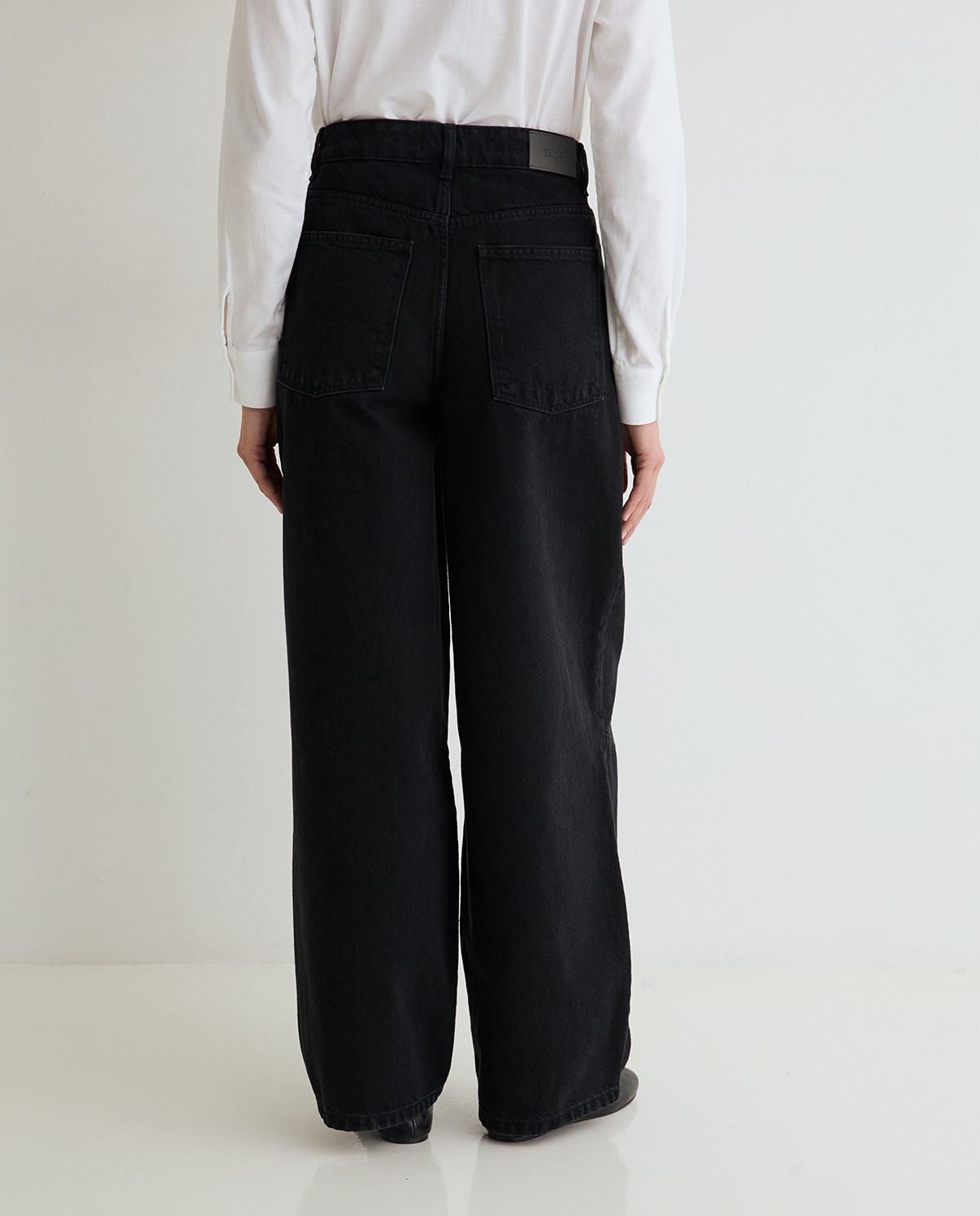 Pantalón denim barrel en color negro 4