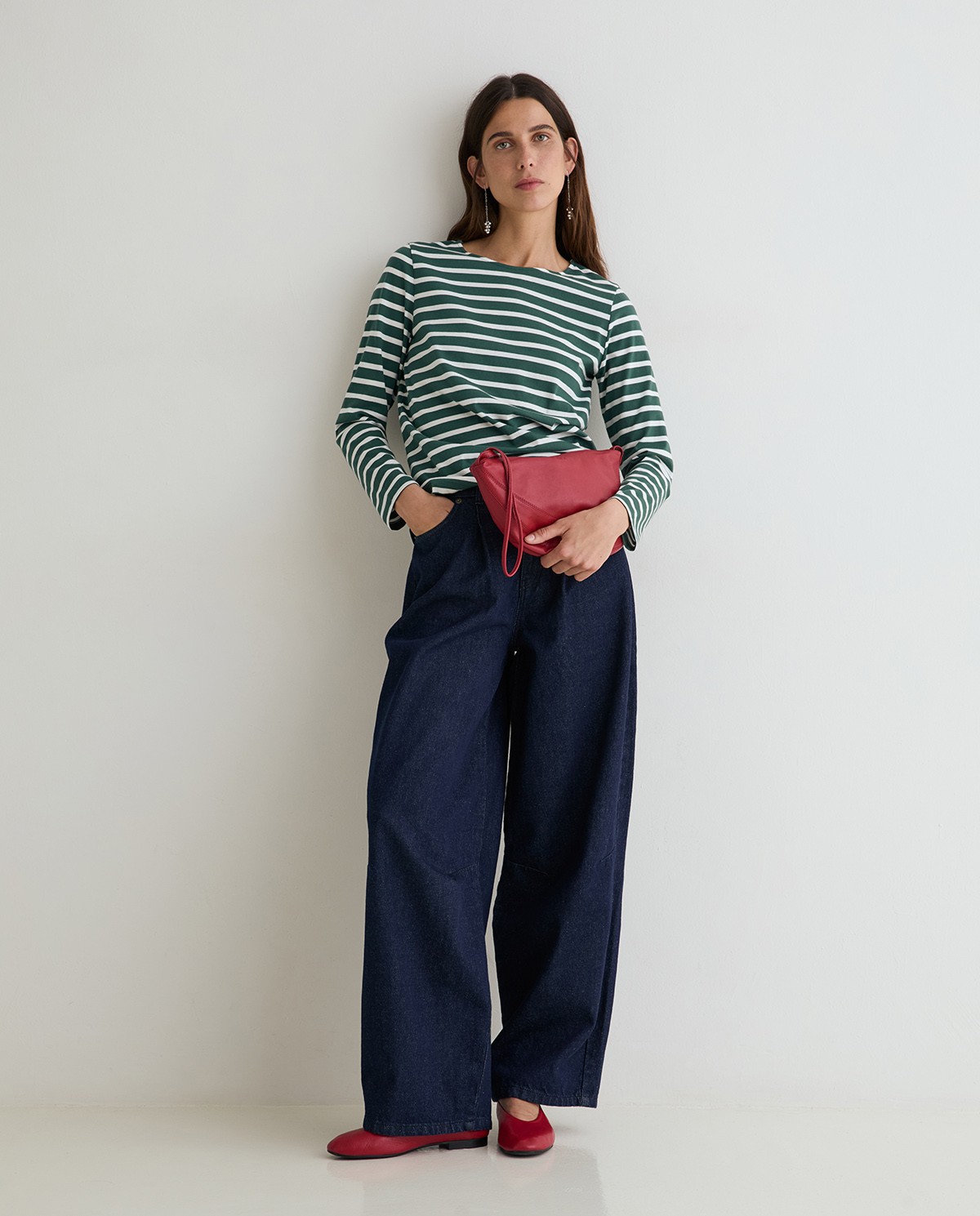 Pantalón denim barrel mujer en color azul oscuro, vista frontal con detalle del tejido