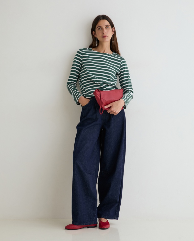 Pantalón denim barrel mujer en color azul oscuro, vista frontal con detalle del tejido