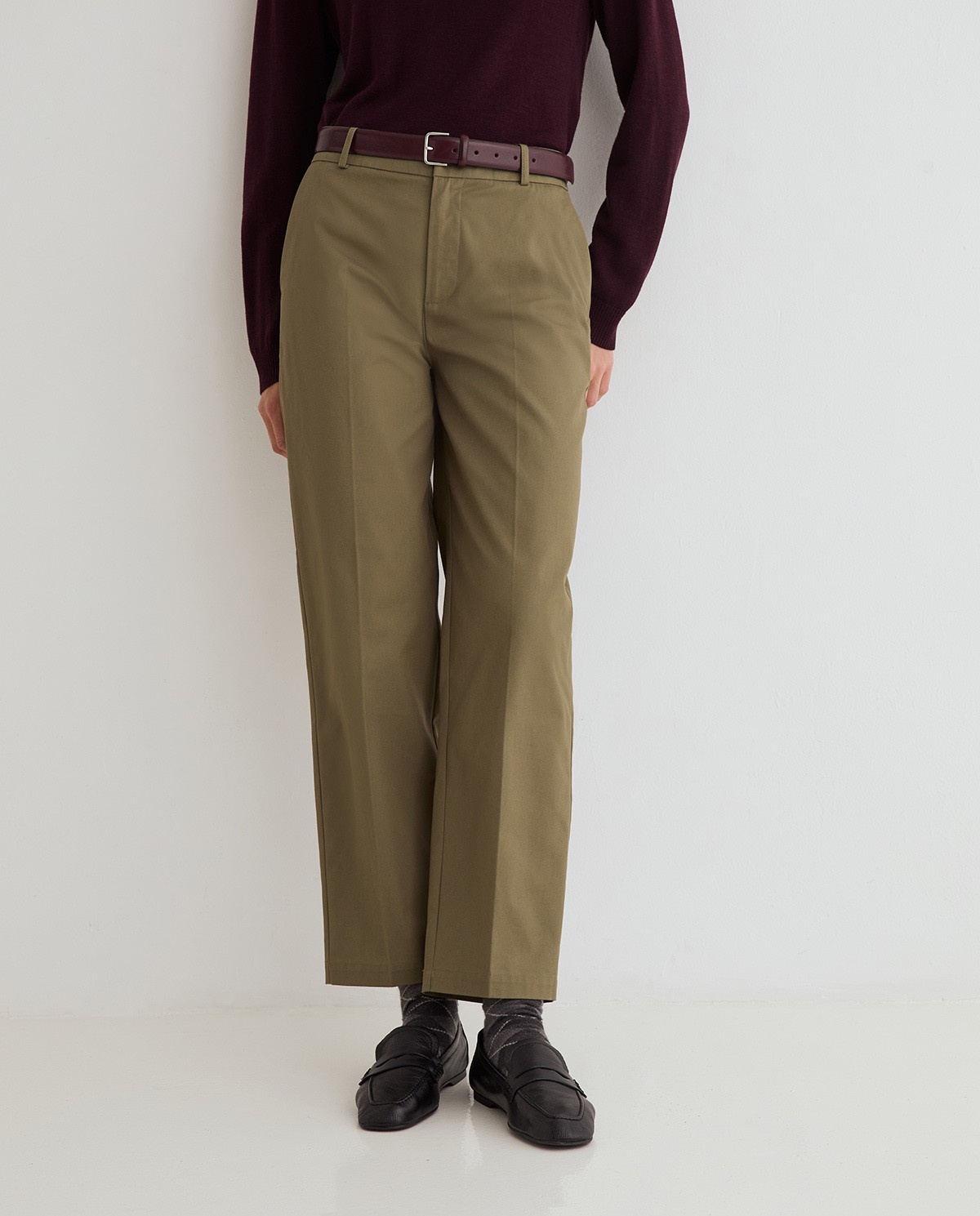 Pantalón chino recto de algodón en verde khaki 2