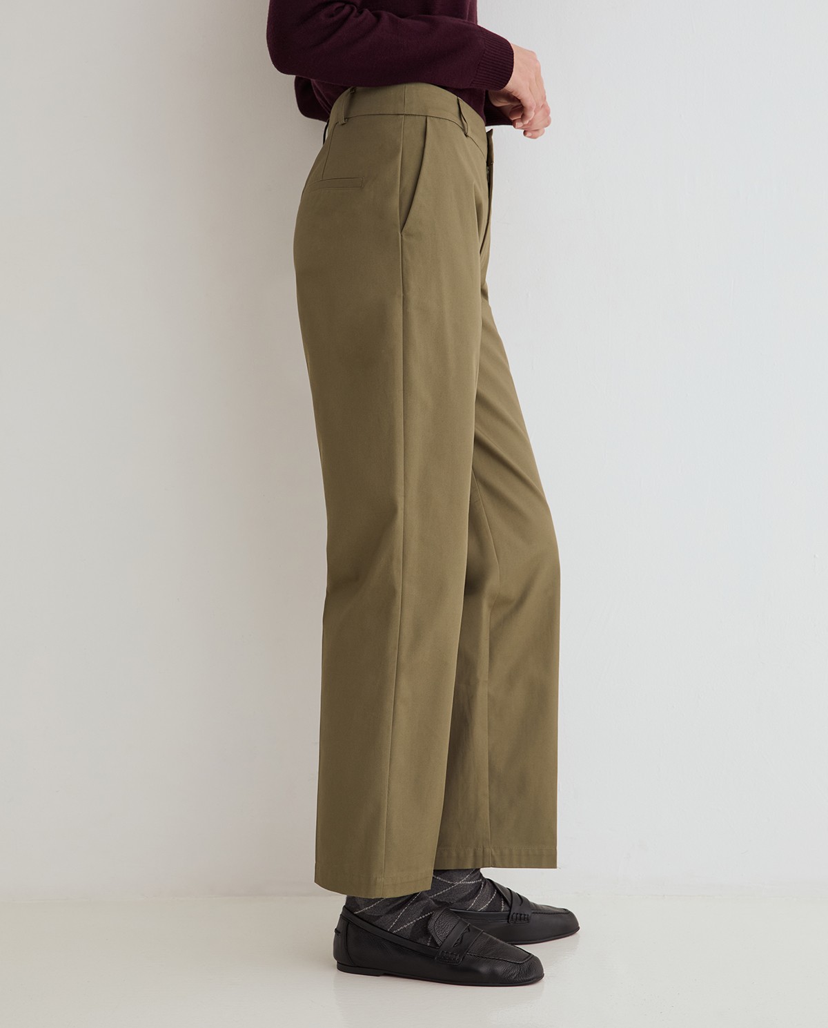 Pantalón chino recto de algodón en verde khaki 4