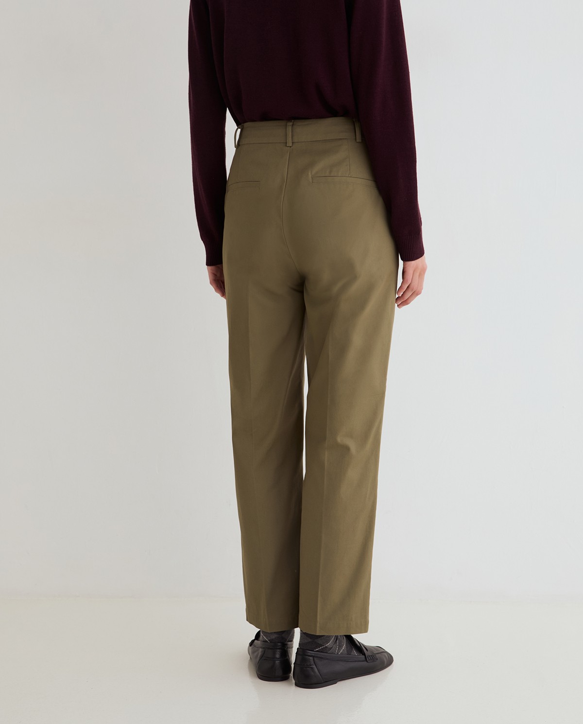Pantalón chino recto de algodón en verde khaki 5