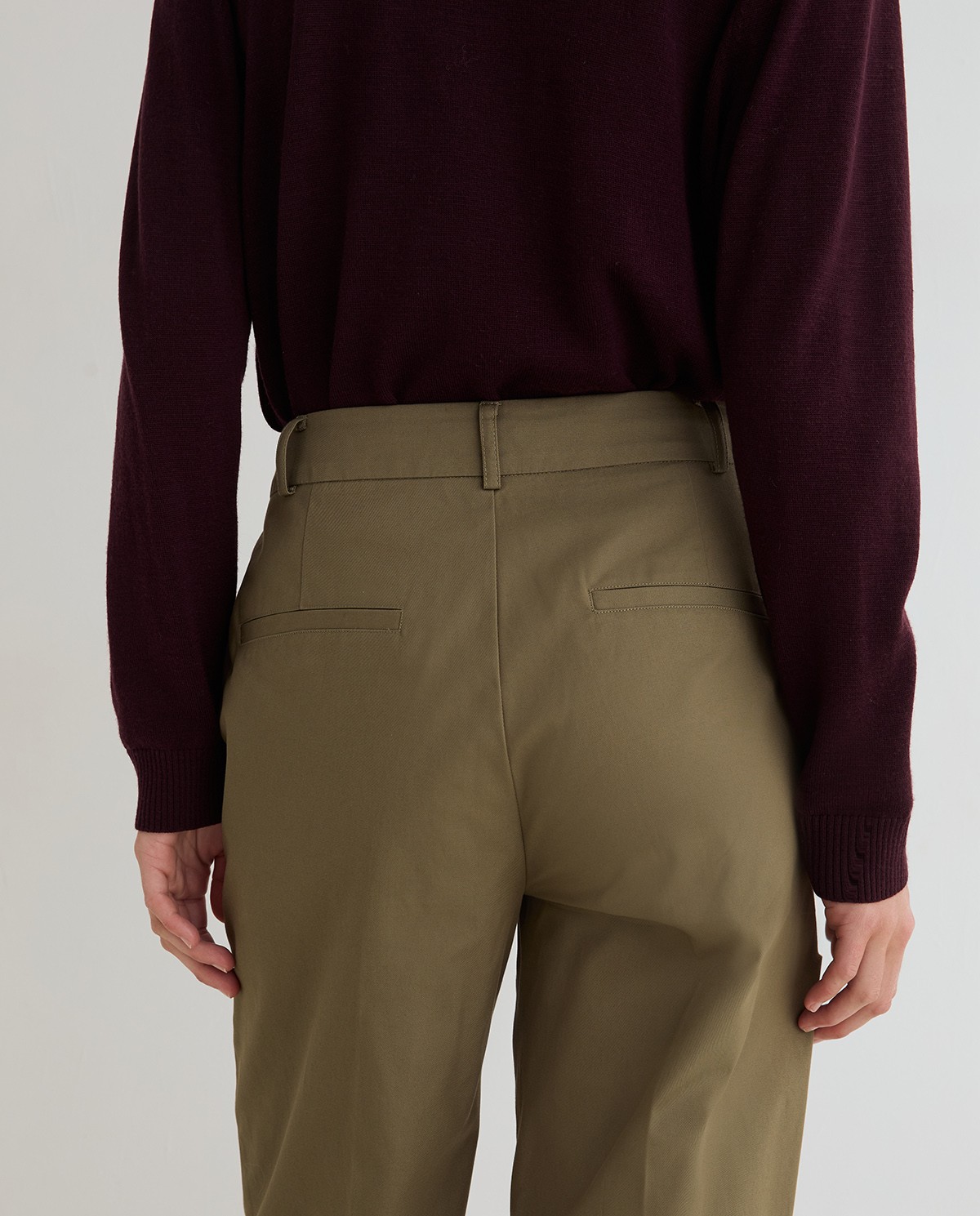 Pantalón chino recto de algodón en verde khaki 6