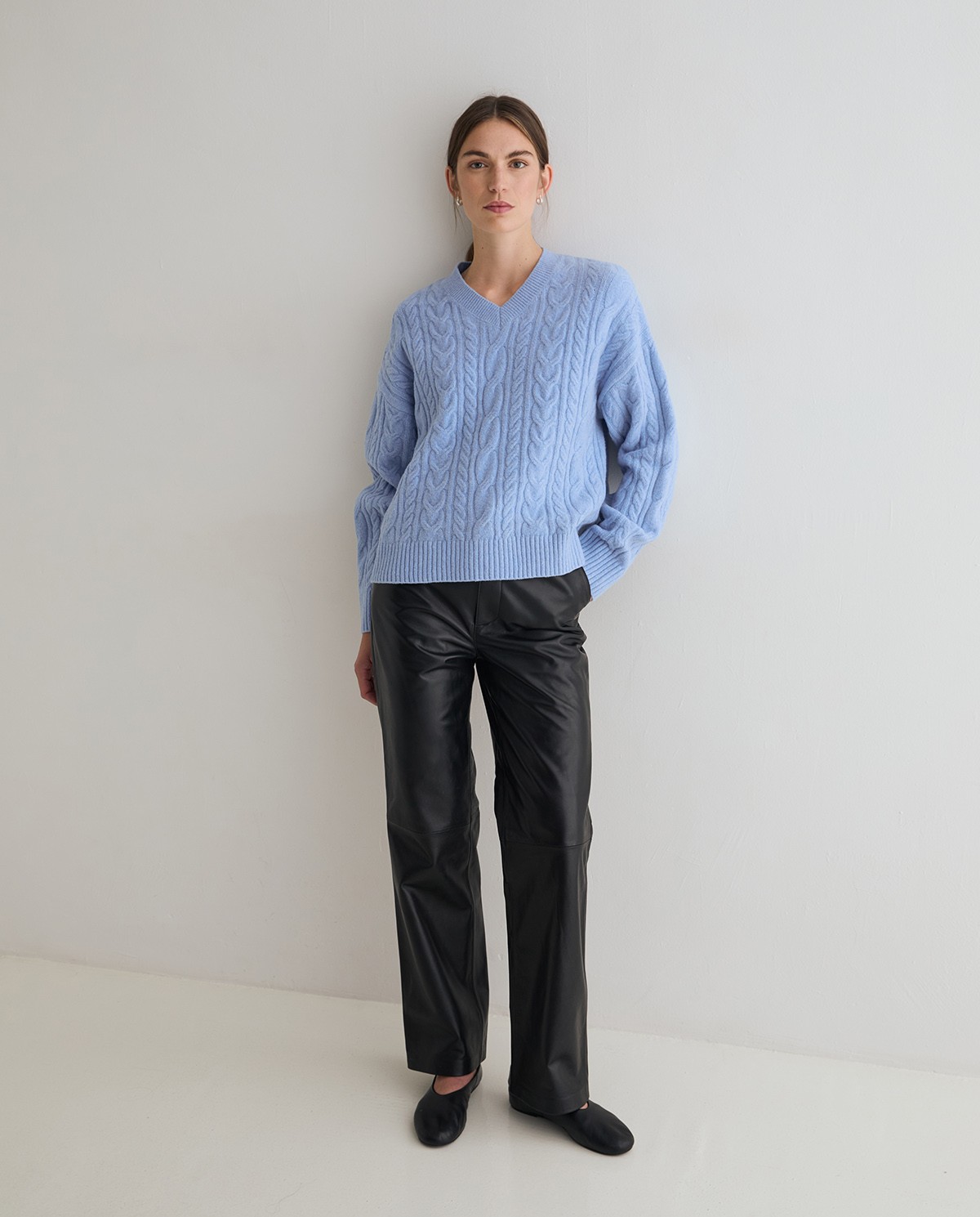 Pantalón de piel recto de mujer en color negro 6