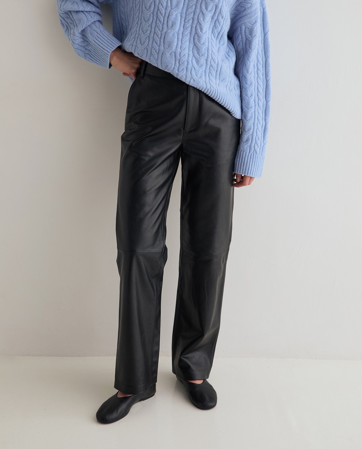 Pantalón de piel recto de mujer en color negro 3