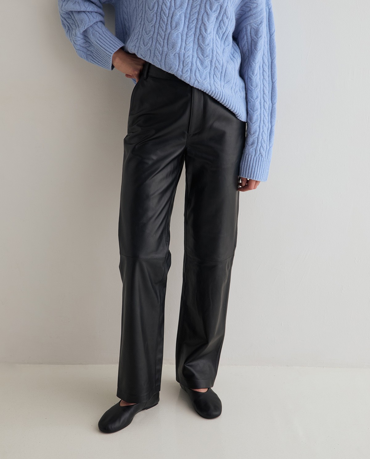 Pantalón de piel recto de mujer en color negro 3